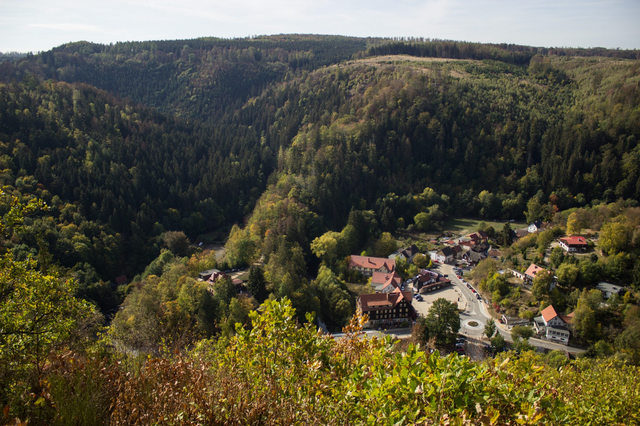 Rundwanderung Thale nach Treseburg - über Hexentanzplatz, Bodetal und Roßtrappe, Ende des Wanderwegs zwischen Thale und Treseburg, Blick auf Treseburg von oben, von dichtem Wald umgeben