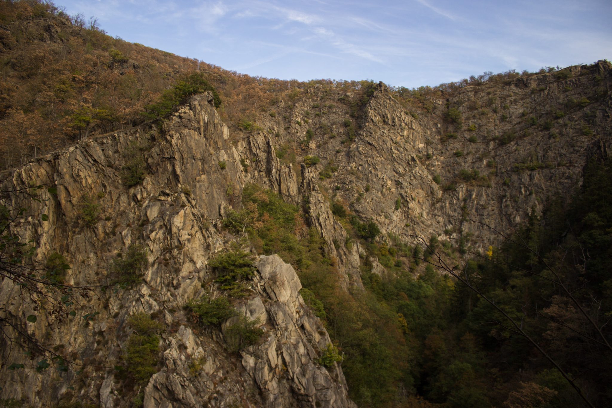 Rundwanderung Thale nach Treseburg - über Hexentanzplatz, Bodetal und Roßtrappe, beeindruckende Aussicht im Bodetal auf riesige Steilwände aus Fels, große tiefe Schlucht um Fluß Bode im Bodetal, in der Nähe von Thale