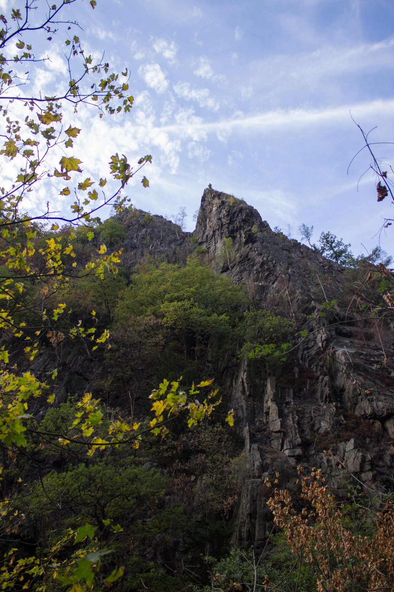 Rundwanderung Thale nach Treseburg - über Hexentanzplatz, Bodetal und Roßtrappe, beeindruckende Aussicht im Bodetal auf riesige Steilwände aus Fels, große tiefe Schlucht um Fluß Bode im Bodetal, in der Nähe von Thale