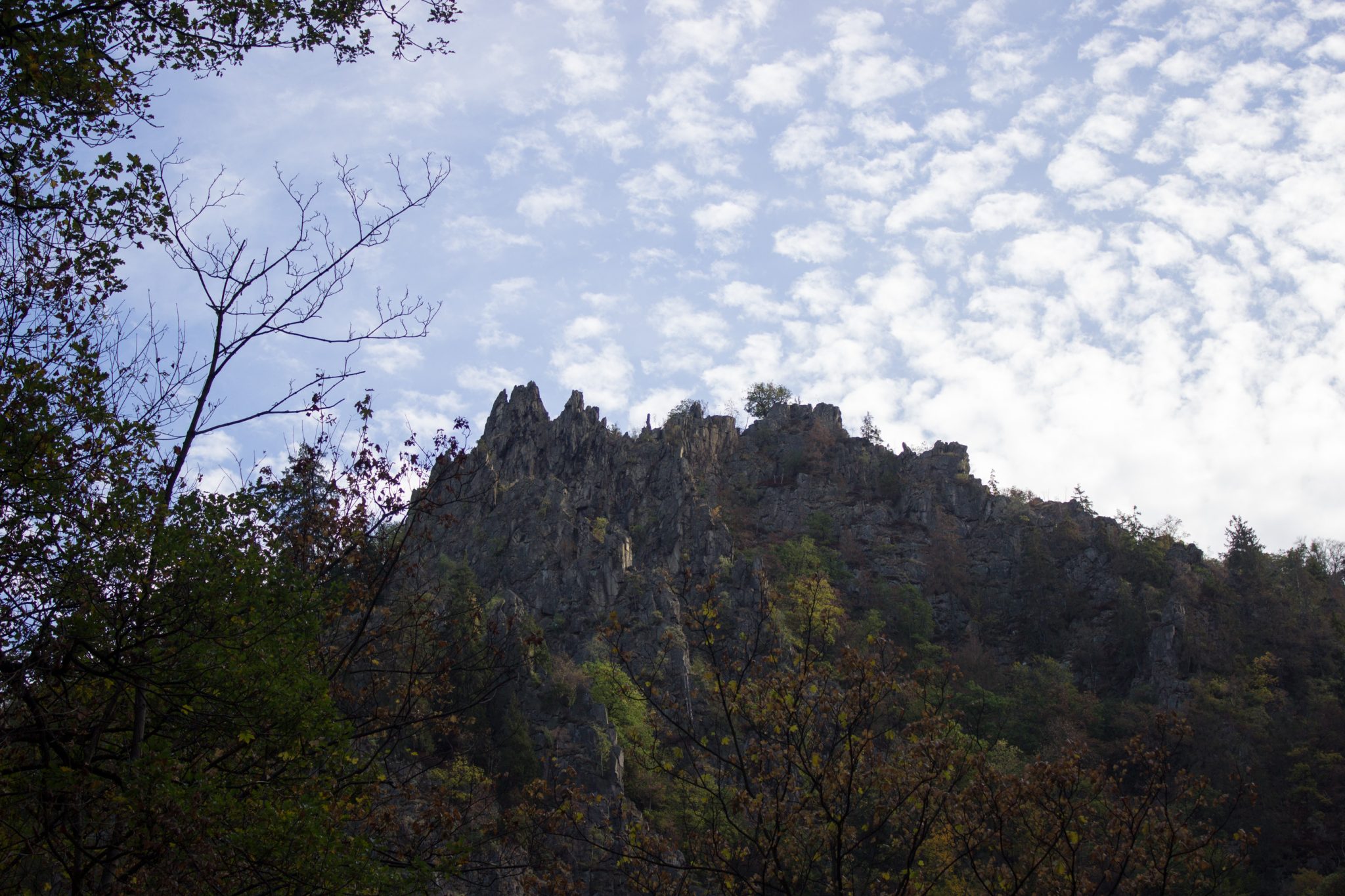 Rundwanderung Thale nach Treseburg - über Hexentanzplatz, Bodetal und Roßtrappe, beeindruckende Aussicht im Bodetal auf riesige Steilwände aus Fels, große tiefe Schlucht um Fluß Bode im Bodetal, in der Nähe von Thale