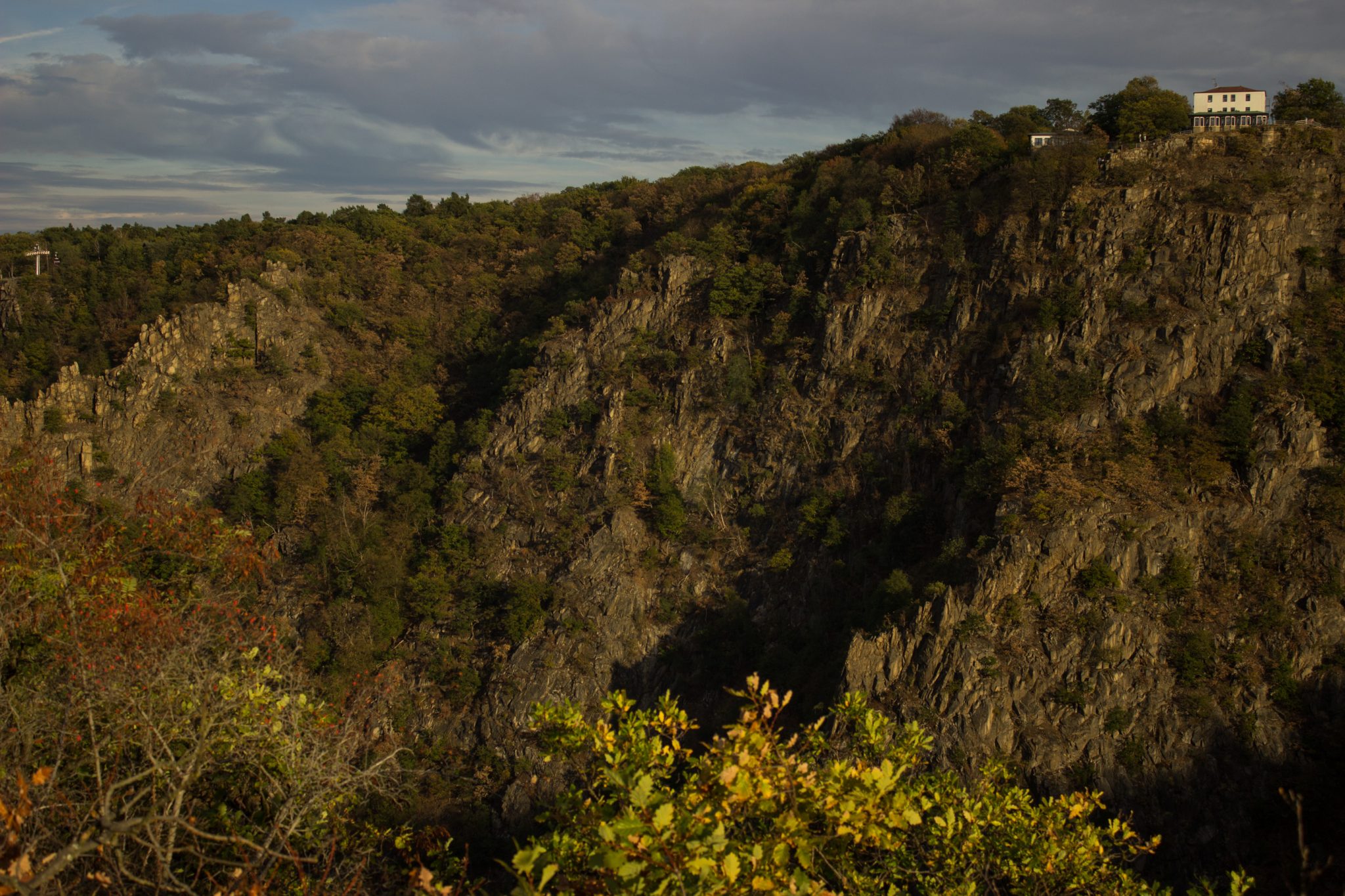 Rundwanderung Thale nach Treseburg - über Hexentanzplatz, Bodetal und Roßtrappe, beeindruckende Aussicht von der Roßtrappe auf den gegenüberliegenden Hexentanzplatz, riesige Steilwände aus Fels und Blick auf beeindruckende Landschaft, große tiefe Schlucht beim Fluß Bode im Bodetal, in der Nähe von Thale beim Aussichtspunkt Roßtrappe