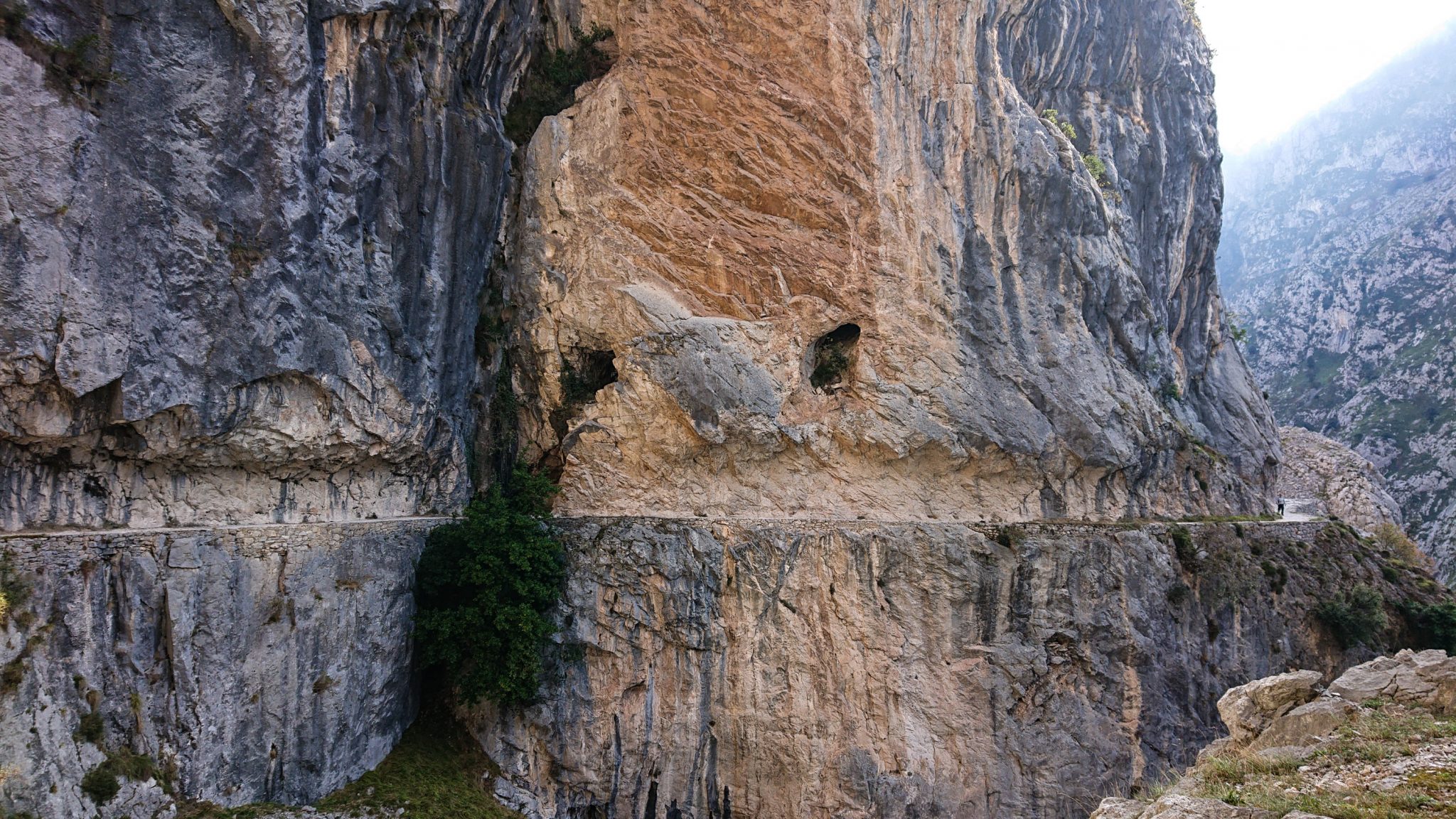 Ruta del Cares wandern in den Picos de Europa, Wanderung durch die göttliche Schlucht im Nationalpark Picos de Europa im Norden von Spanien, schmaler Wanderweg durch die Schlucht im Cares Tal, atemberaubende und abwechslungsreiche Aussicht, steile Felswände, tiefe Schlucht mit Fluss Cares