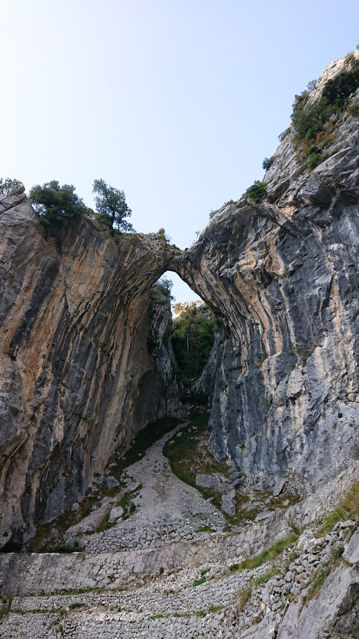 Ruta del Cares wandern in den Picos de Europa, Wanderung durch die göttliche Schlucht im Nationalpark Picos de Europa im Norden von Spanien, schmaler Wanderweg durch die Schlucht im Cares Tal, atemberaubende und abwechslungsreiche Aussicht, steile Felswände, tiefe Schlucht mit Fluss Cares