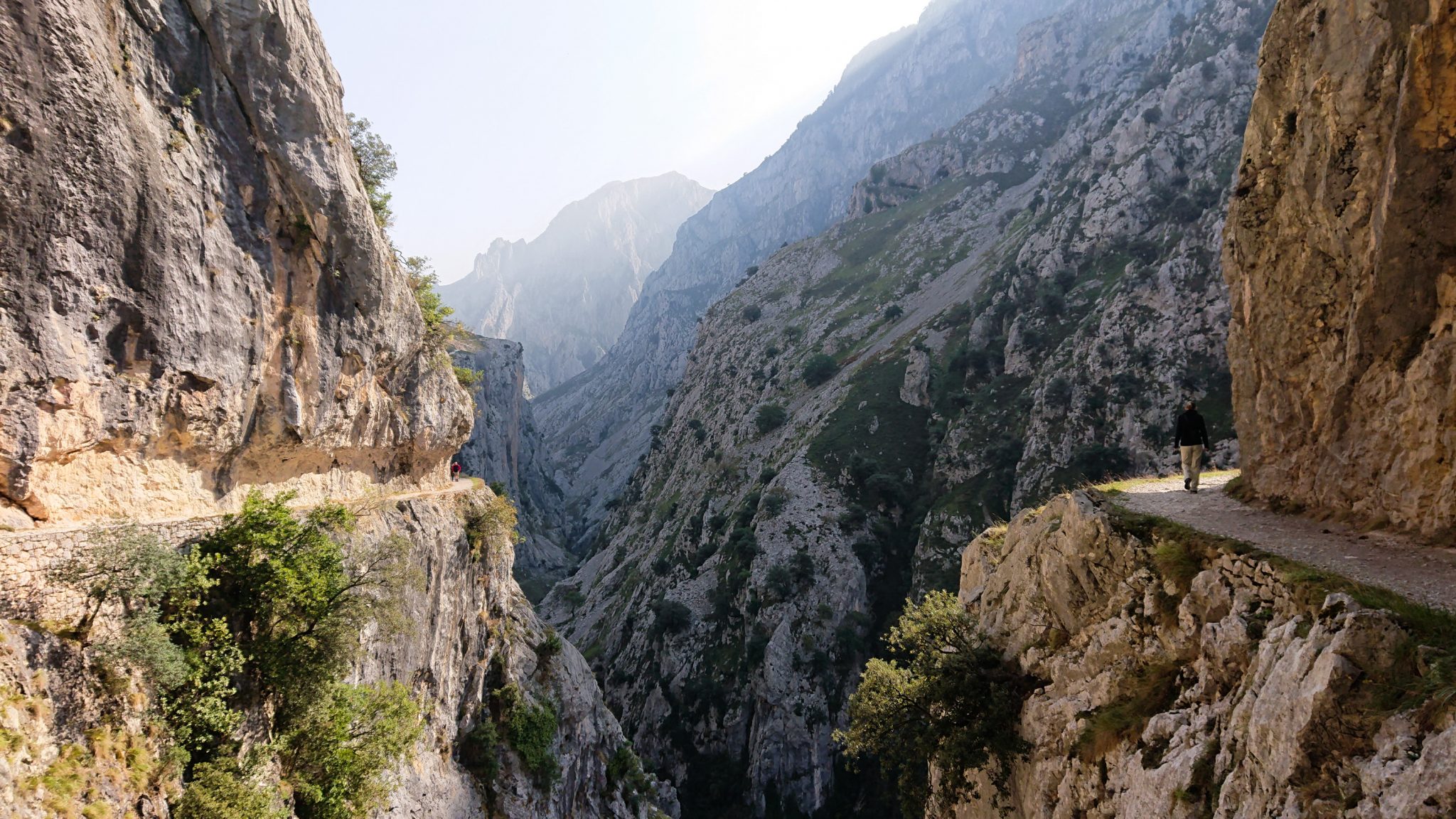 Ruta del Cares wandern in den Picos de Europa, Wanderung durch die göttliche Schlucht im Nationalpark Picos de Europa im Norden von Spanien, schmaler Wanderweg durch die Schlucht im Cares Tal, atemberaubende und abwechslungsreiche Aussicht, steile Felswände, tiefe Schlucht mit Fluss Cares