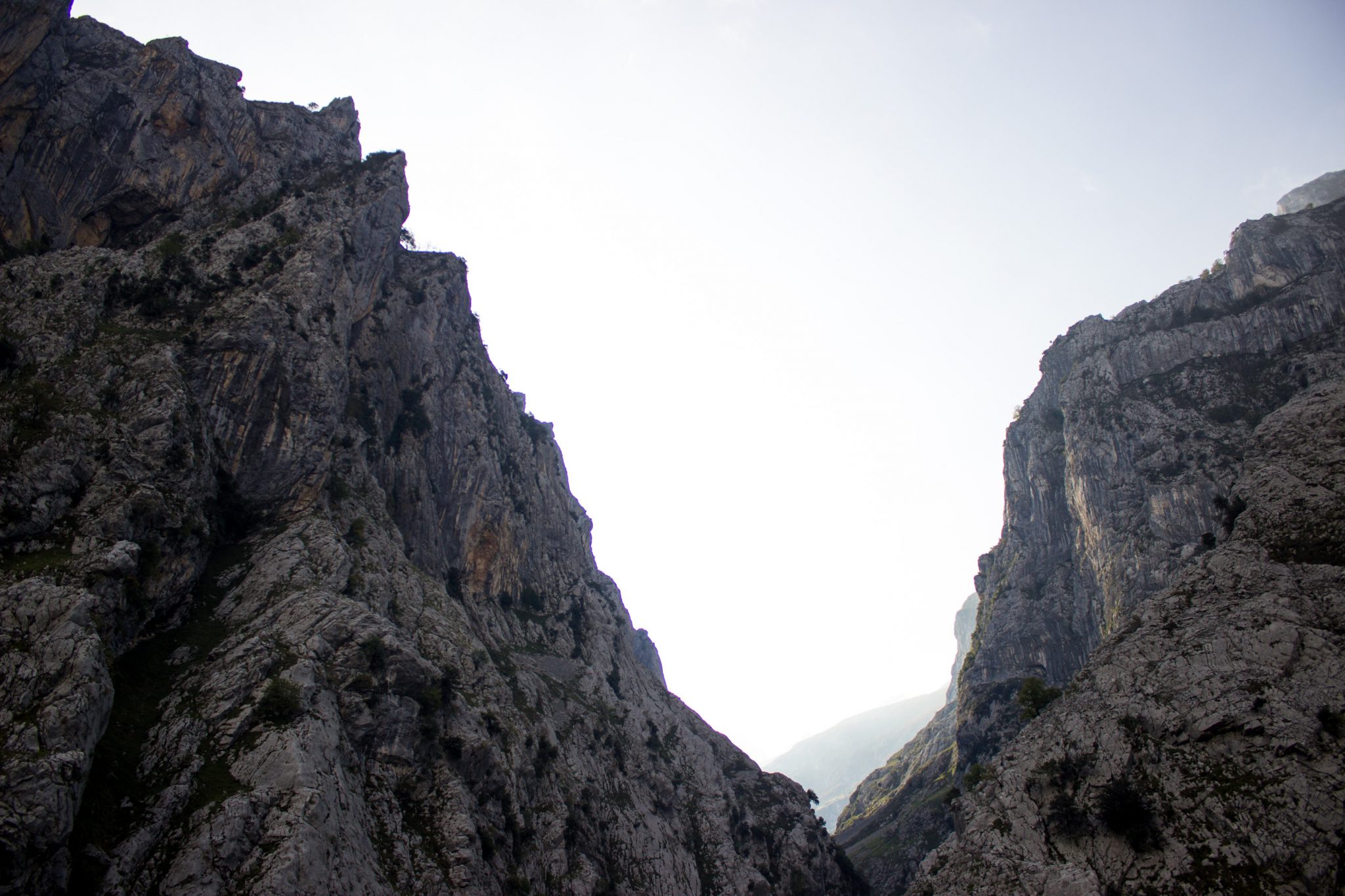 Ruta del Cares wandern in den Picos de Europa, Wanderung durch die göttliche Schlucht im Nationalpark Picos de Europa im Norden von Spanien, schmaler Wanderweg durch die Schlucht im Cares Tal, atemberaubende und abwechslungsreiche Aussicht, steile Felswände, tiefe Schlucht mit Fluss Cares