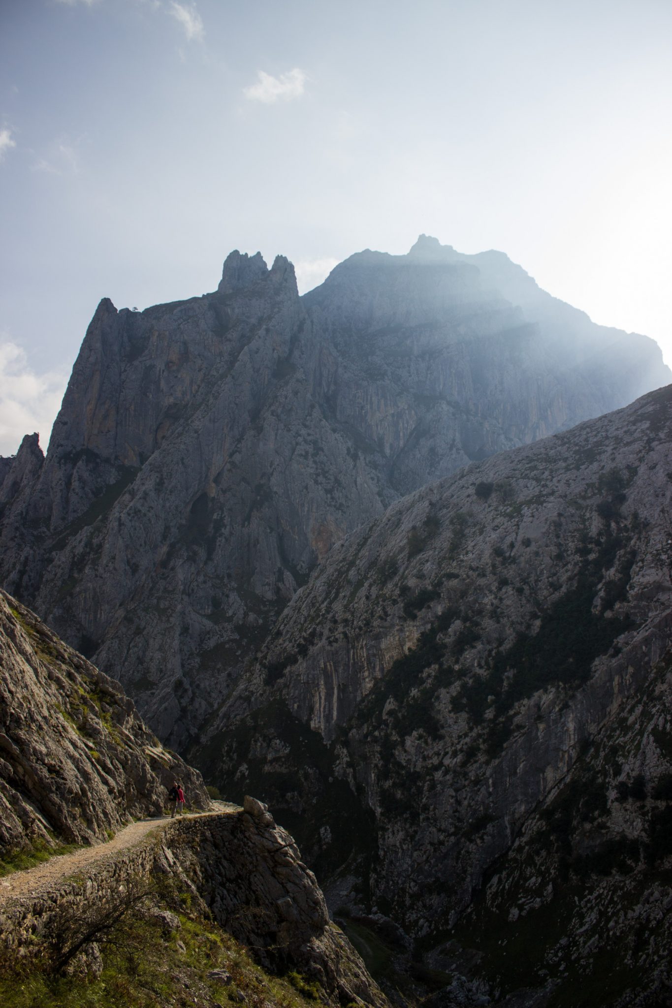 Ruta del Cares wandern in den Picos de Europa, Wanderung durch die göttliche Schlucht im Nationalpark Picos de Europa im Norden von Spanien, schmaler Wanderweg durch die Schlucht im Cares Tal, atemberaubende und abwechslungsreiche Aussicht, steile Felswände, tiefe Schlucht mit Fluss Cares