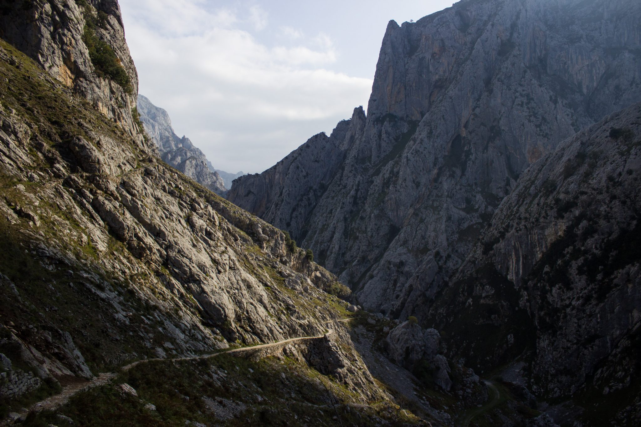 Ruta del Cares wandern in den Picos de Europa, Wanderung durch die göttliche Schlucht im Nationalpark Picos de Europa im Norden von Spanien, schmaler Wanderweg durch die Schlucht im Cares Tal, atemberaubende und abwechslungsreiche Aussicht, steile Felswände, tiefe Schlucht mit Fluss Cares