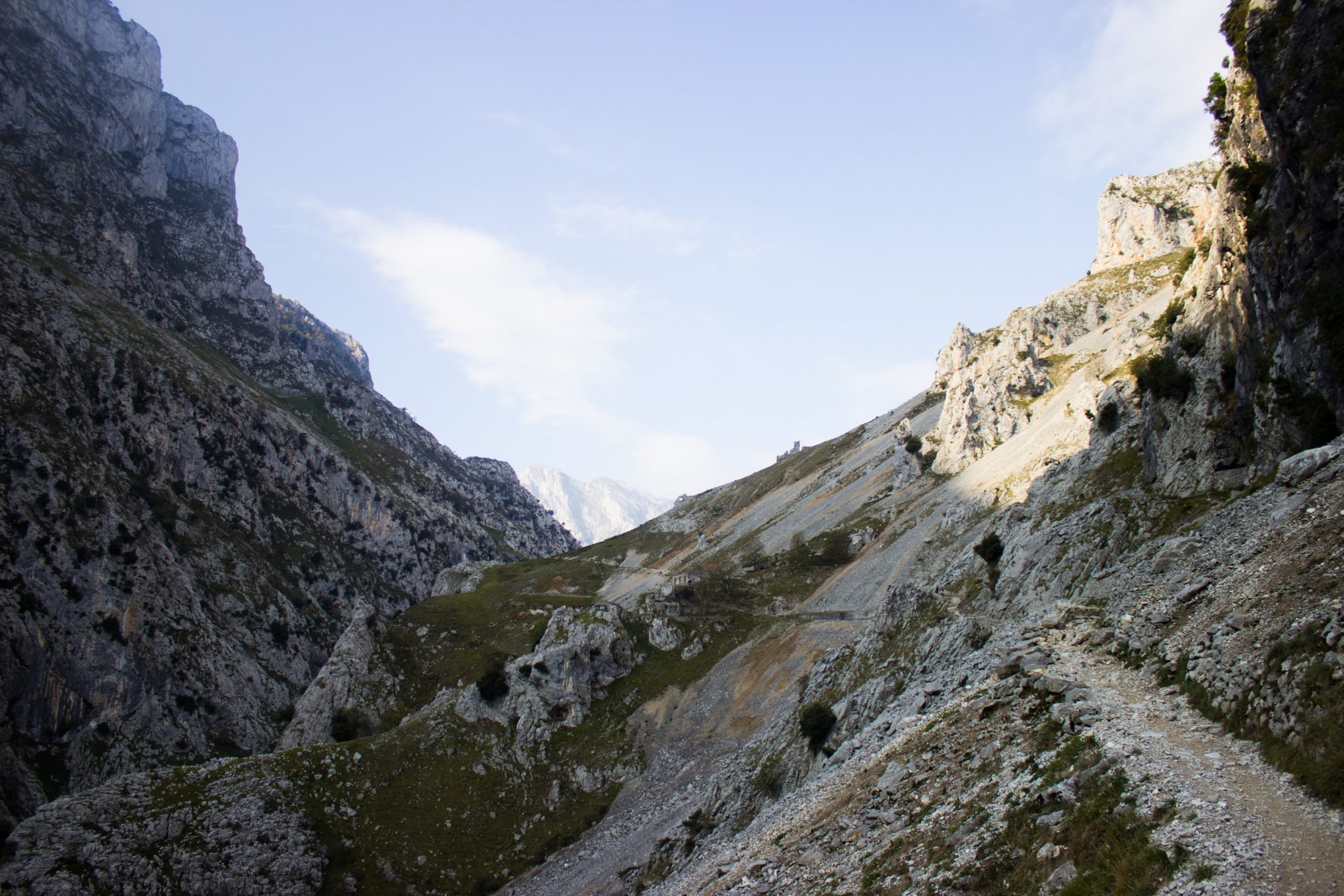 Ruta del Cares wandern in den Picos de Europa, Wanderung durch die göttliche Schlucht im Nationalpark Picos de Europa im Norden von Spanien, schmaler Wanderweg durch die Schlucht im Cares Tal, atemberaubende und abwechslungsreiche Aussicht, steile Felswände, tiefe Schlucht mit Fluss Cares