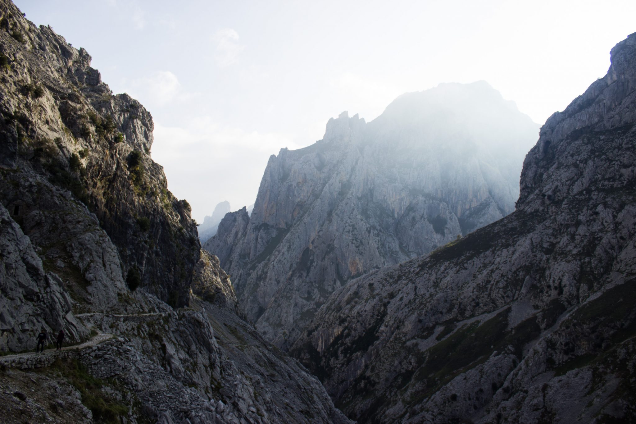 Ruta del Cares wandern in den Picos de Europa, Wanderung durch die göttliche Schlucht im Nationalpark Picos de Europa im Norden von Spanien, schmaler Wanderweg durch die Schlucht im Cares Tal, atemberaubende und abwechslungsreiche Aussicht, steile Felswände, tiefe Schlucht mit Fluss Cares