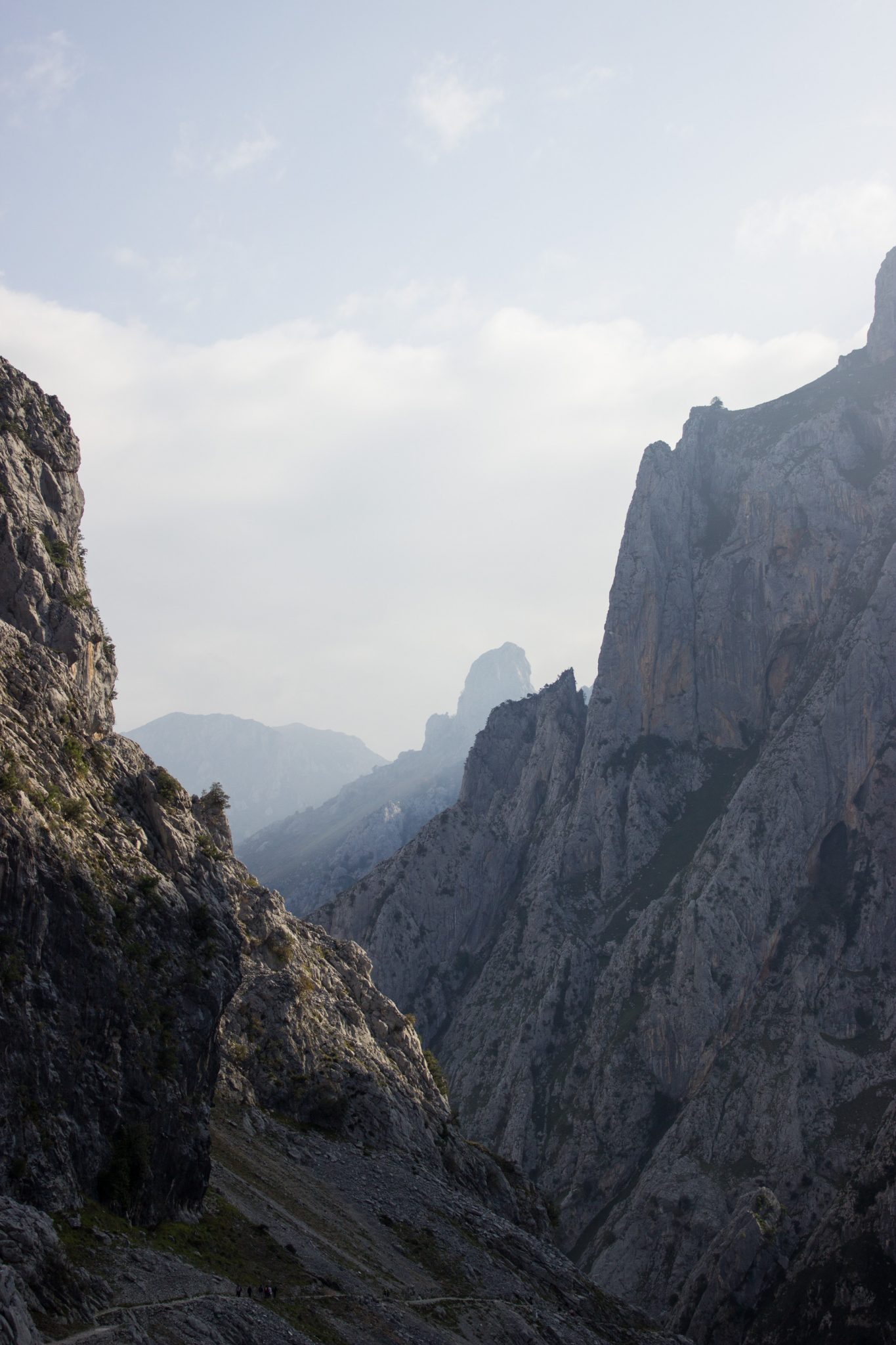 Ruta del Cares wandern in den Picos de Europa, Wanderung durch die göttliche Schlucht im Nationalpark Picos de Europa im Norden von Spanien, schmaler Wanderweg durch die Schlucht im Cares Tal, atemberaubende und abwechslungsreiche Aussicht, steile Felswände, tiefe Schlucht mit Fluss Cares