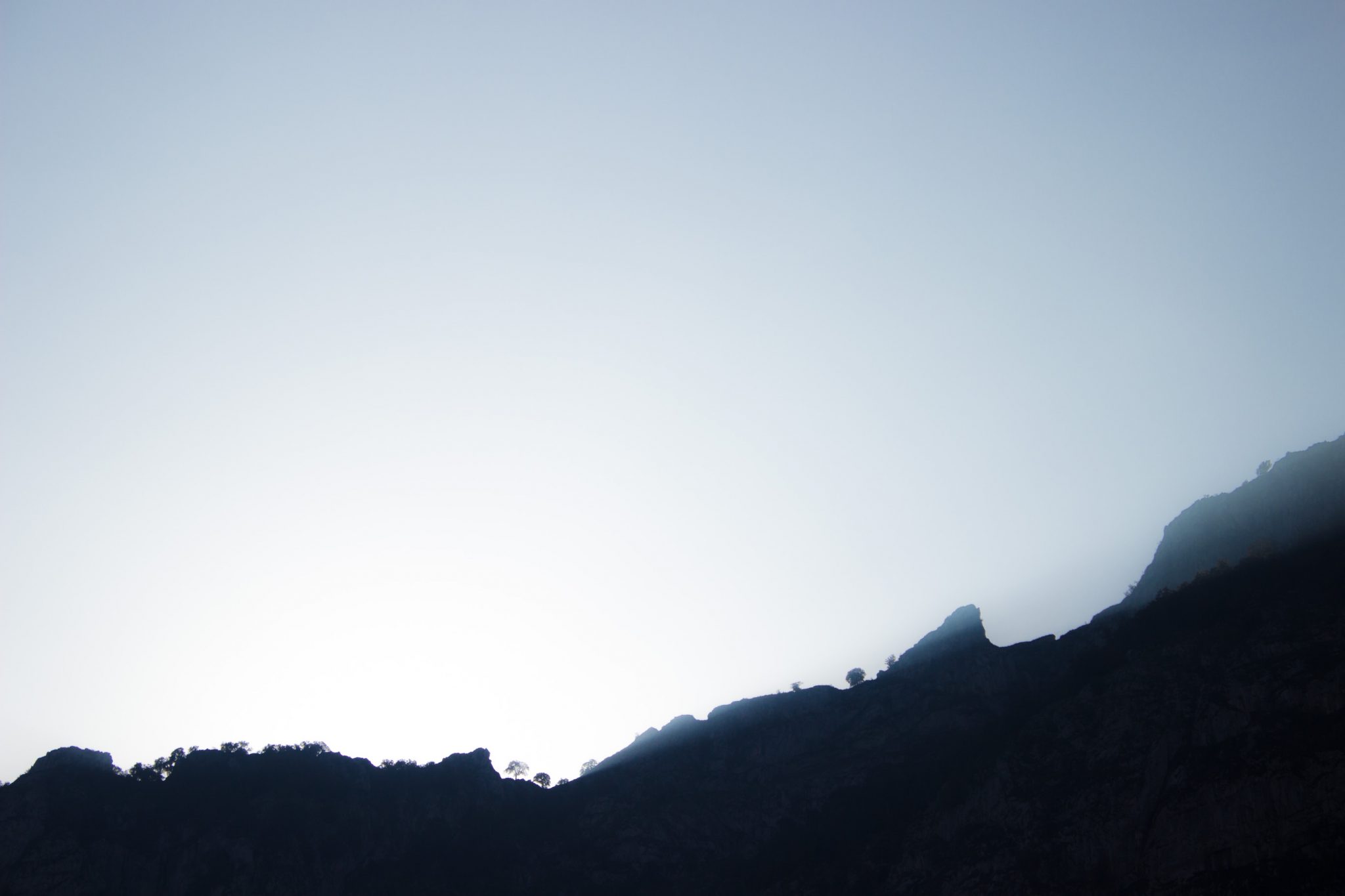 Ruta del Cares wandern in den Picos de Europa, Wanderung durch die göttliche Schlucht im Nationalpark Picos de Europa im Norden von Spanien, schmaler Wanderweg durch die Schlucht im Cares Tal, atemberaubende und abwechslungsreiche Aussicht, steile Felswände, tiefe Schlucht mit Fluss Cares