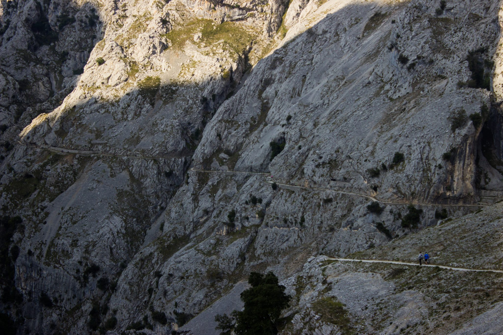 Ruta del Cares wandern in den Picos de Europa, Wanderung durch die göttliche Schlucht im Nationalpark Picos de Europa im Norden von Spanien, schmaler Wanderweg durch die Schlucht im Cares Tal, atemberaubende und abwechslungsreiche Aussicht, steile Felswände, tiefe Schlucht mit Fluss Cares