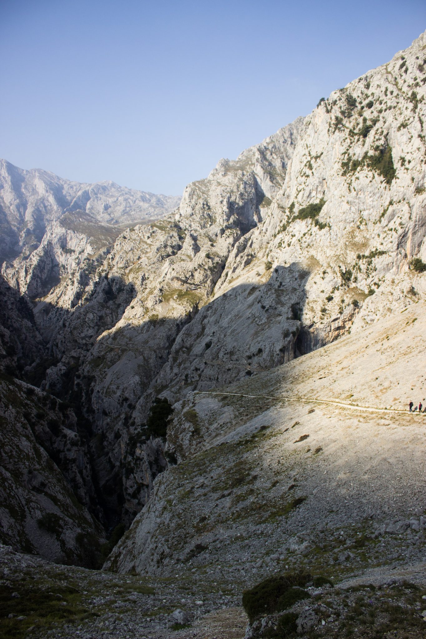 Ruta del Cares wandern in den Picos de Europa, Wanderung durch die göttliche Schlucht im Nationalpark Picos de Europa im Norden von Spanien, schmaler Wanderweg durch die Schlucht im Cares Tal, atemberaubende und abwechslungsreiche Aussicht, steile Felswände, tiefe Schlucht mit Fluss Cares