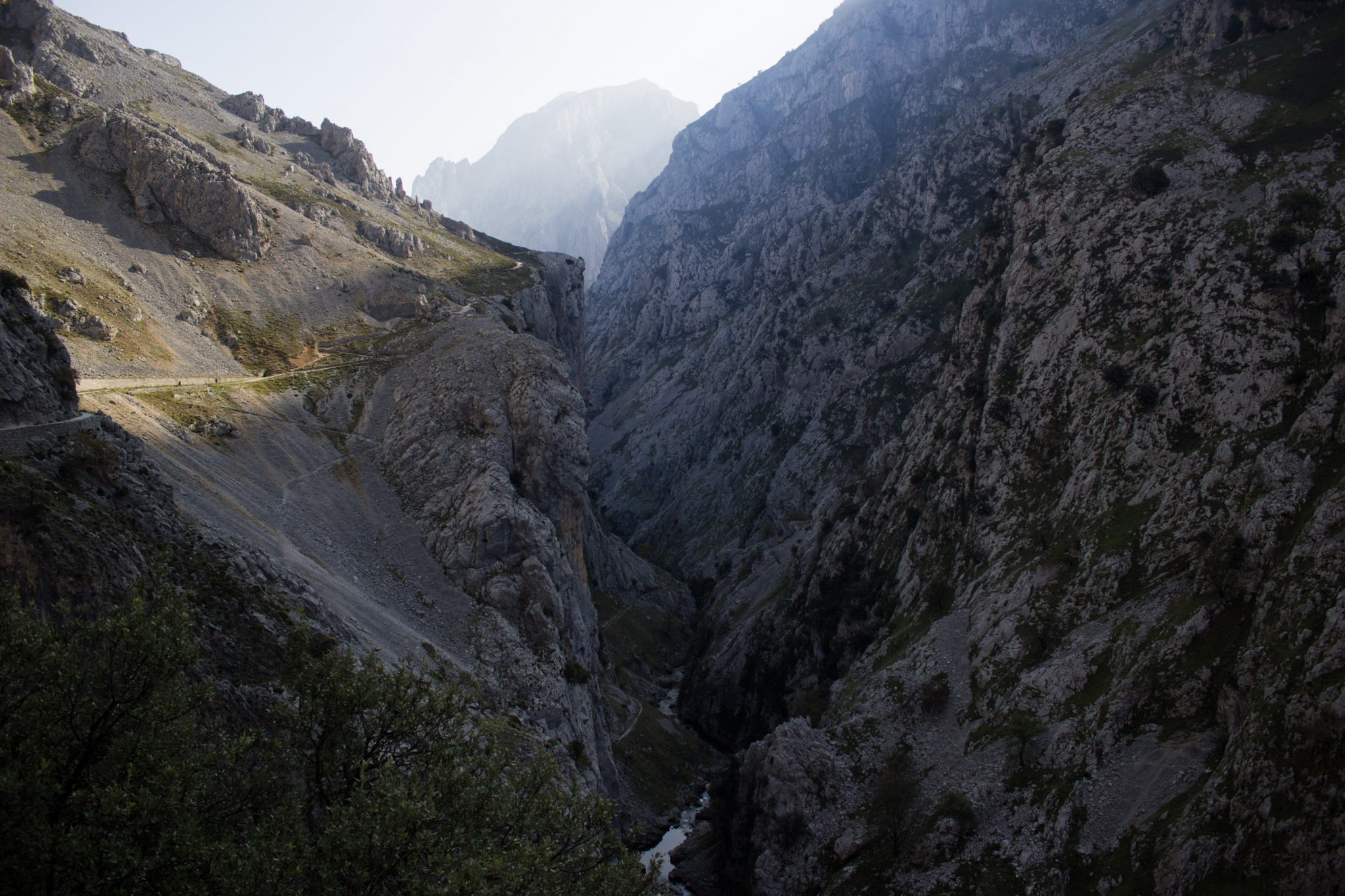 Ruta del Cares wandern in den Picos de Europa, Wanderung durch die göttliche Schlucht im Nationalpark Picos de Europa im Norden von Spanien, schmaler Wanderweg durch die Schlucht im Cares Tal, atemberaubende und abwechslungsreiche Aussicht, steile Felswände, tiefe Schlucht mit Fluss Cares
