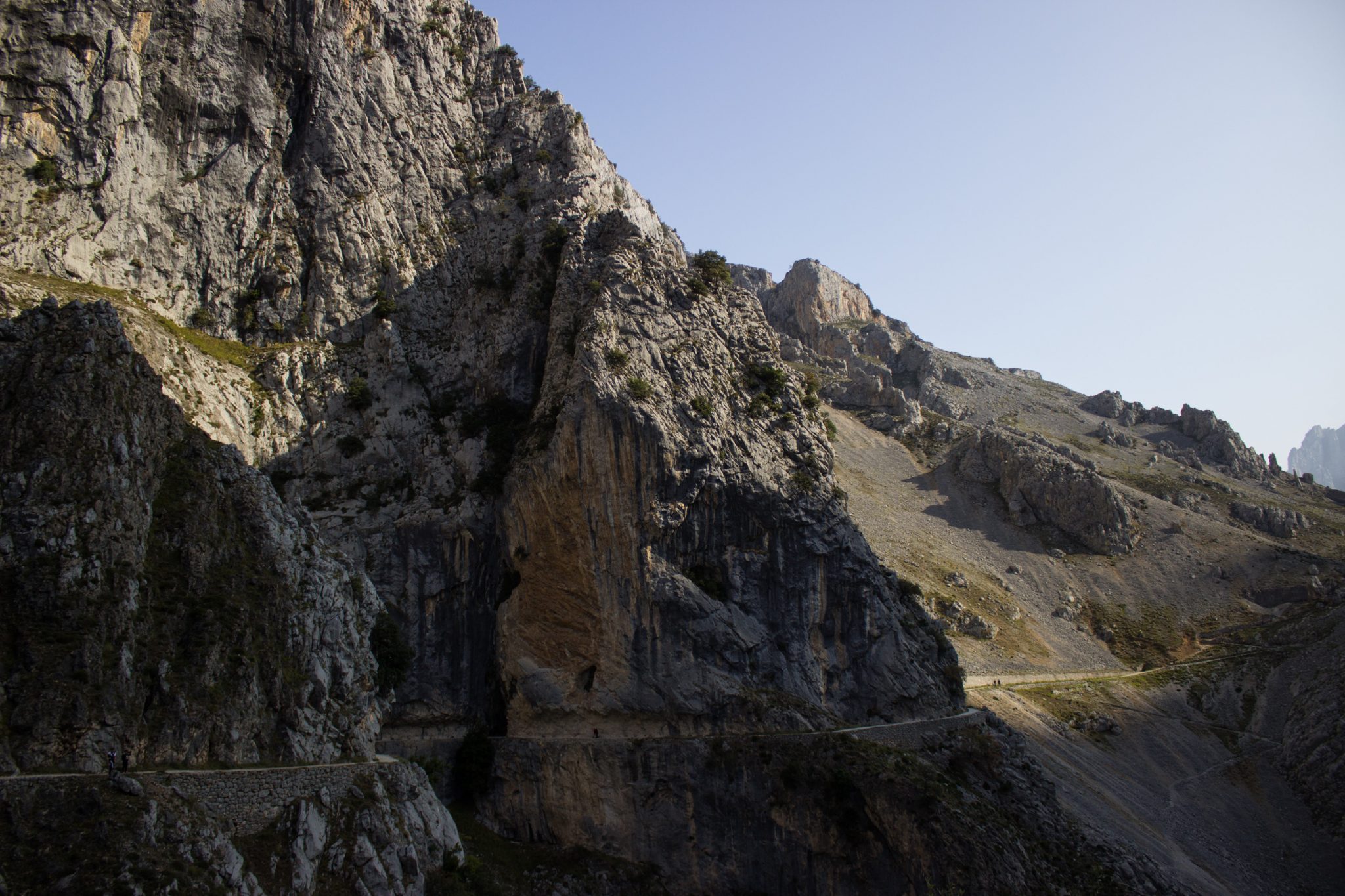 Ruta del Cares wandern in den Picos de Europa, Wanderung durch die göttliche Schlucht im Nationalpark Picos de Europa im Norden von Spanien, schmaler Wanderweg durch die Schlucht im Cares Tal, atemberaubende und abwechslungsreiche Aussicht, steile Felswände, tiefe Schlucht mit Fluss Cares