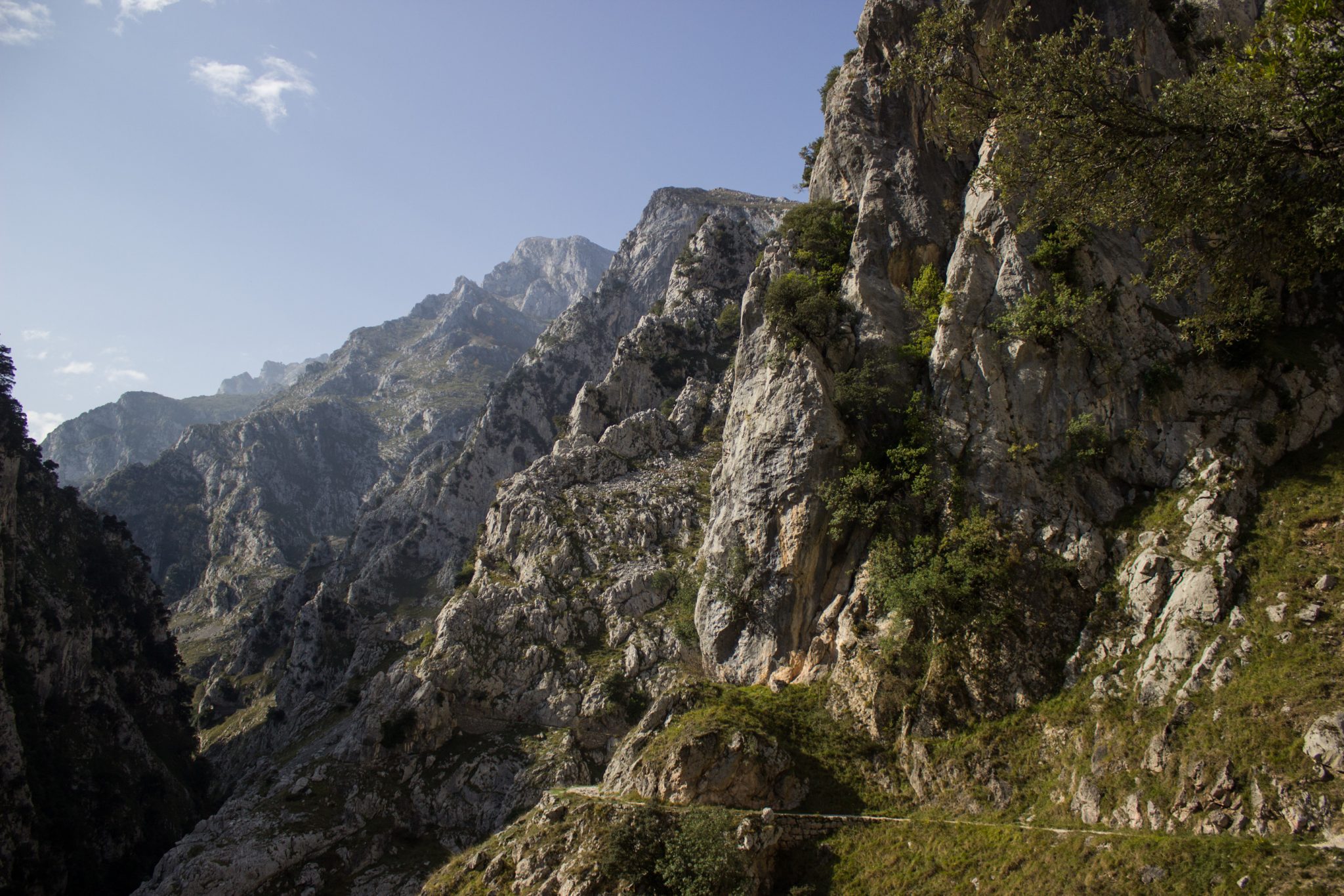 Ruta del Cares wandern in den Picos de Europa, Wanderung durch die göttliche Schlucht im Nationalpark Picos de Europa im Norden von Spanien, schmaler Wanderweg durch die Schlucht im Cares Tal, atemberaubende und abwechslungsreiche Aussicht, steile Felswände, tiefe Schlucht mit Fluss Cares