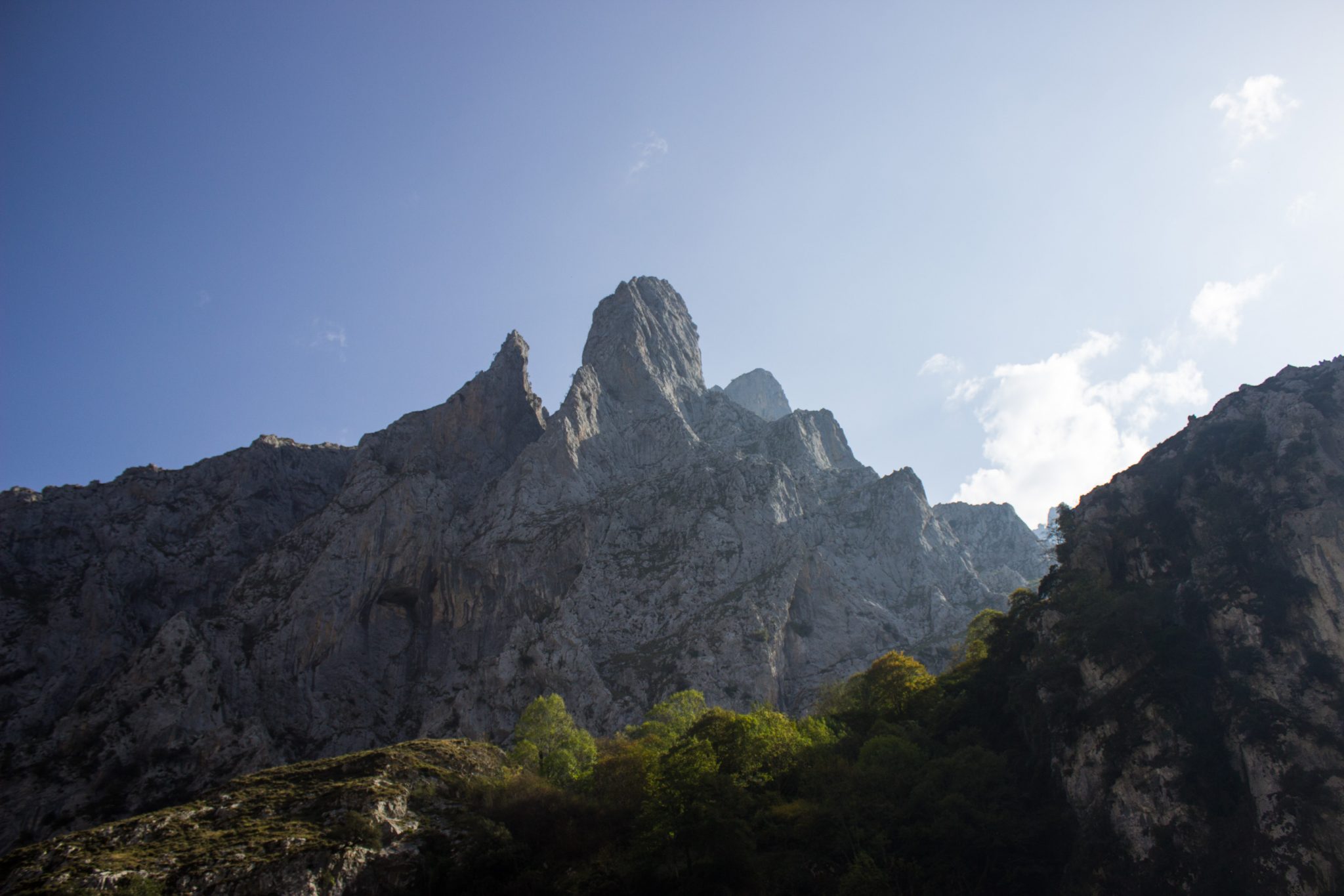 Ruta del Cares wandern in den Picos de Europa, Wanderung durch die göttliche Schlucht im Nationalpark Picos de Europa im Norden von Spanien, schmaler Wanderweg durch die Schlucht im Cares Tal, atemberaubende und abwechslungsreiche Aussicht, steile Felswände, tiefe Schlucht mit Fluss Cares