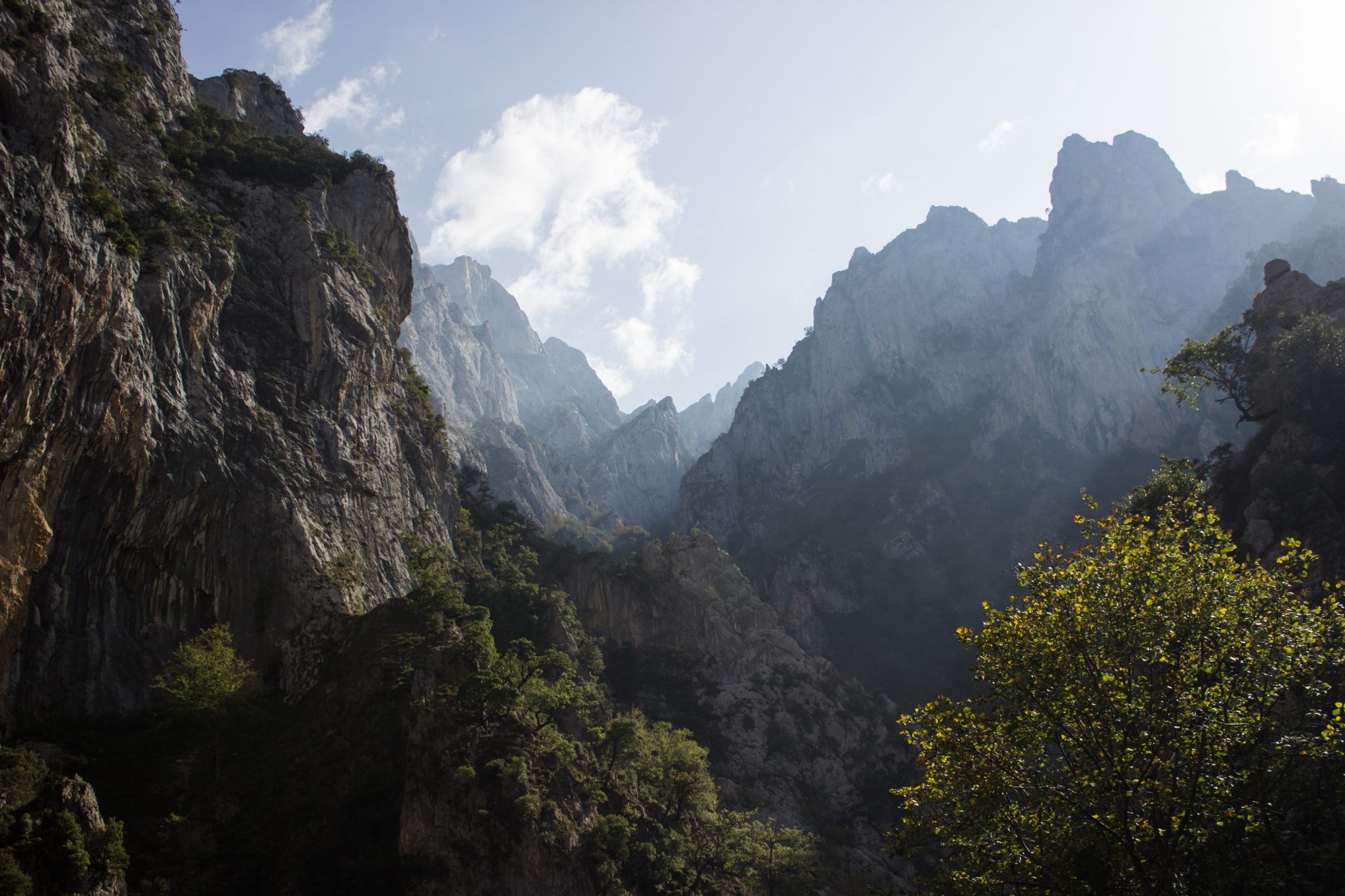 Ruta del Cares wandern in den Picos de Europa, Wanderung durch die göttliche Schlucht im Nationalpark Picos de Europa im Norden von Spanien, schmaler Wanderweg durch die Schlucht im Cares Tal, atemberaubende und abwechslungsreiche Aussicht, steile Felswände, tiefe Schlucht mit Fluss Cares