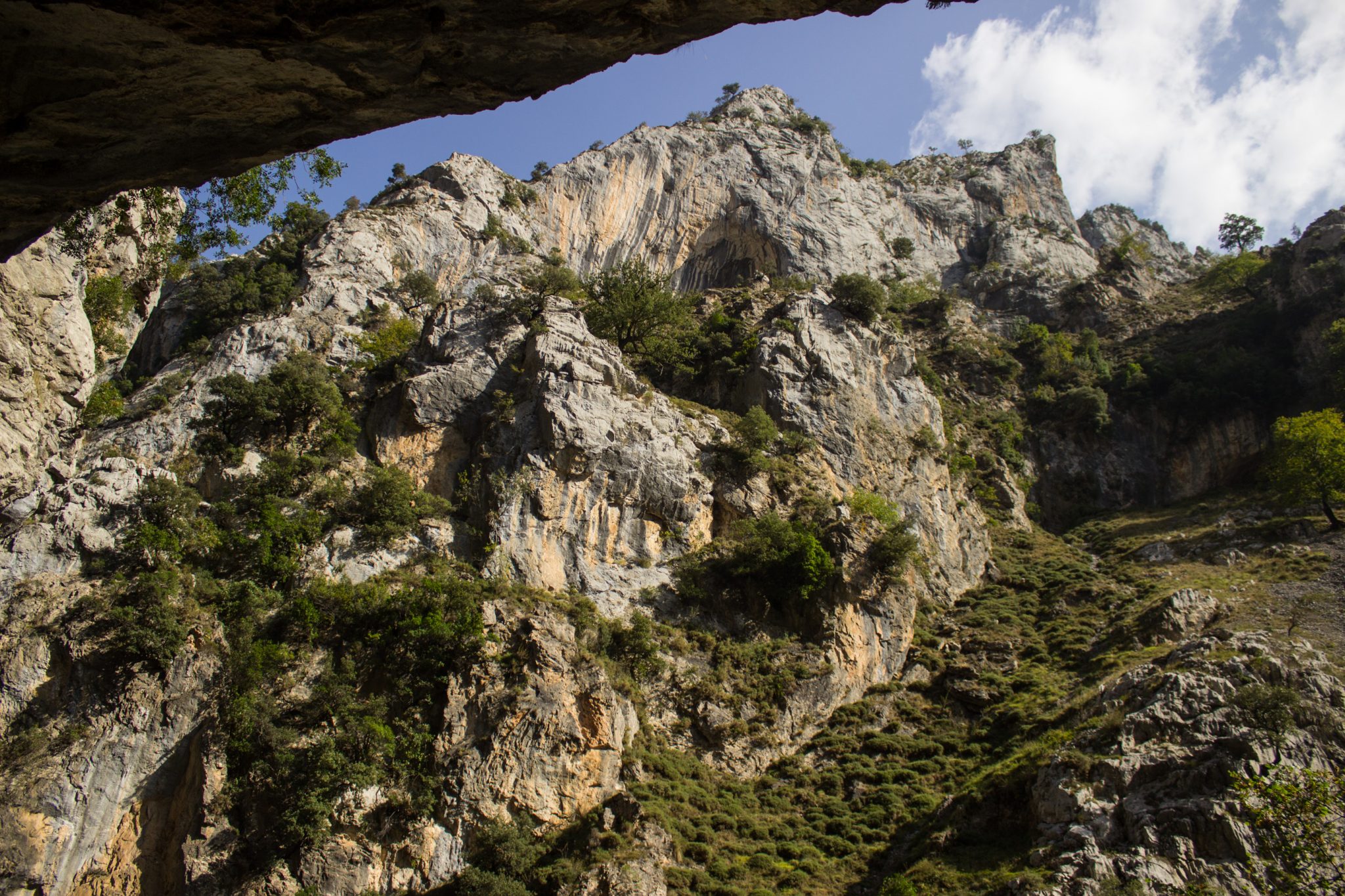 Ruta del Cares wandern in den Picos de Europa, Wanderung durch die göttliche Schlucht im Nationalpark Picos de Europa im Norden von Spanien, schmaler Wanderweg durch die Schlucht im Cares Tal, atemberaubende und abwechslungsreiche Aussicht, steile Felswände, tiefe Schlucht mit Fluss Cares