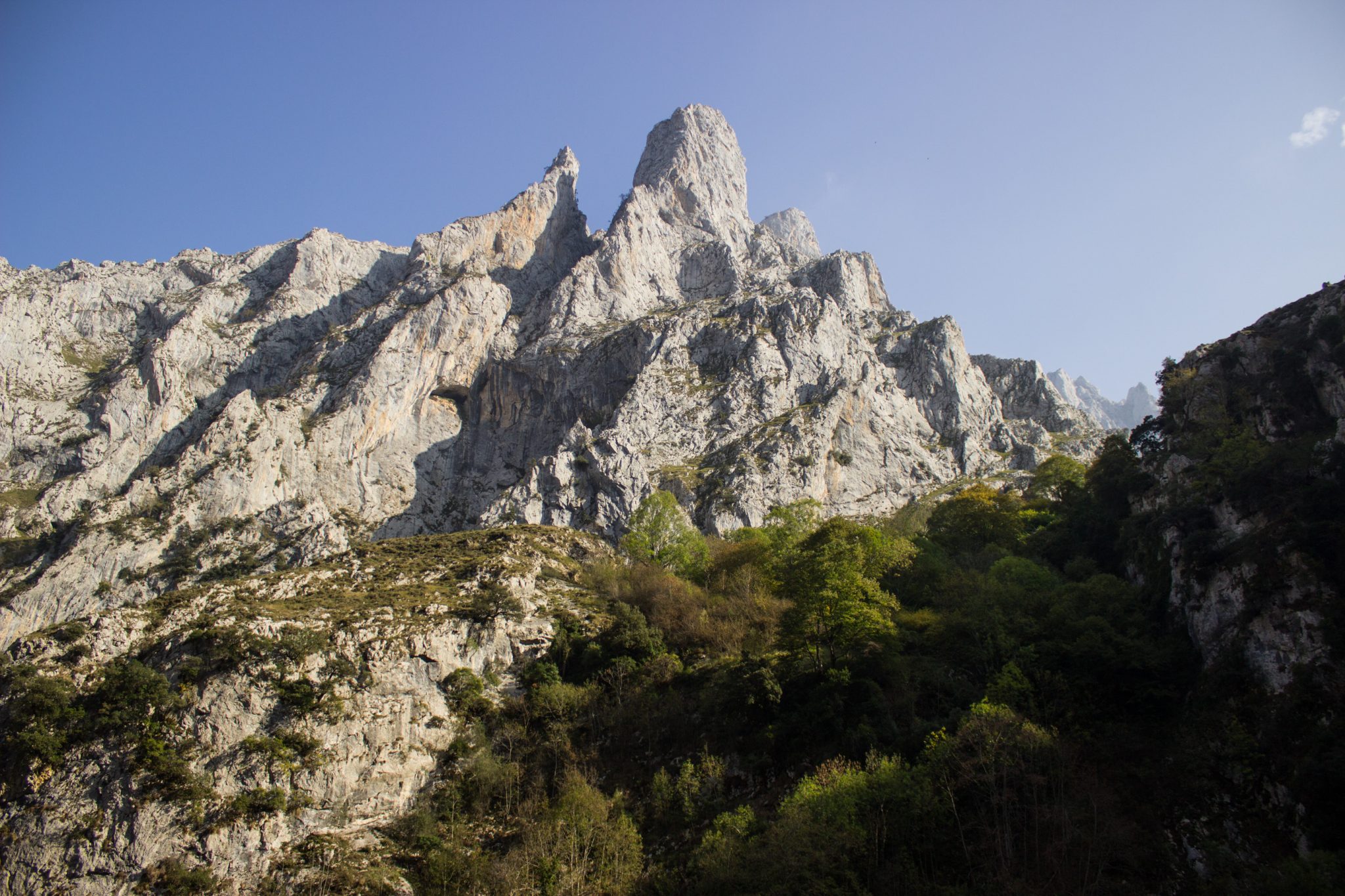 Ruta del Cares wandern in den Picos de Europa, Wanderung durch die göttliche Schlucht im Nationalpark Picos de Europa im Norden von Spanien, schmaler Wanderweg durch die Schlucht im Cares Tal, atemberaubende und abwechslungsreiche Aussicht, steile Felswände, tiefe Schlucht mit Fluss Cares