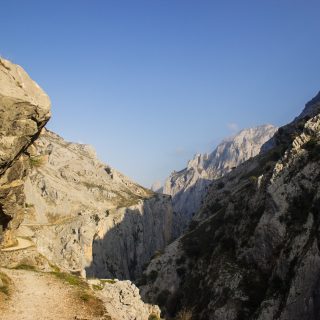 Ruta del Cares wandern in den Picos de Europa, Wanderung durch die göttliche Schlucht im Nationalpark Picos de Europa im Norden von Spanien, schmaler Wanderweg durch die Schlucht im Cares Tal, atemberaubende und abwechslungsreiche Aussicht, steile Felswände, tiefe Schlucht mit Fluss Cares