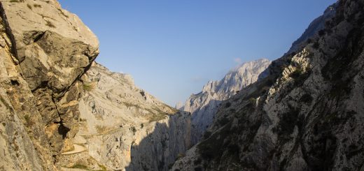 Ruta del Cares wandern in den Picos de Europa, Wanderung durch die göttliche Schlucht im Nationalpark Picos de Europa im Norden von Spanien, schmaler Wanderweg durch die Schlucht im Cares Tal, atemberaubende und abwechslungsreiche Aussicht, steile Felswände, tiefe Schlucht mit Fluss Cares