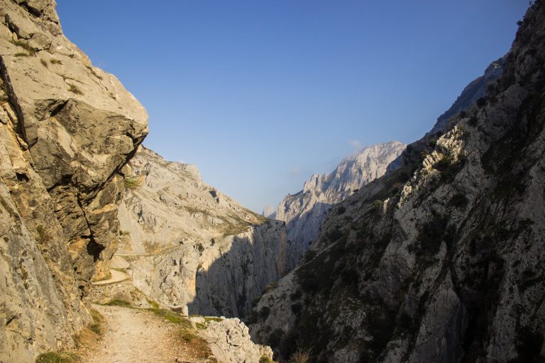 Ruta del Cares wandern in den Picos de Europa, Wanderung durch die göttliche Schlucht im Nationalpark Picos de Europa im Norden von Spanien, schmaler Wanderweg durch die Schlucht im Cares Tal, atemberaubende und abwechslungsreiche Aussicht, steile Felswände, tiefe Schlucht mit Fluss Cares