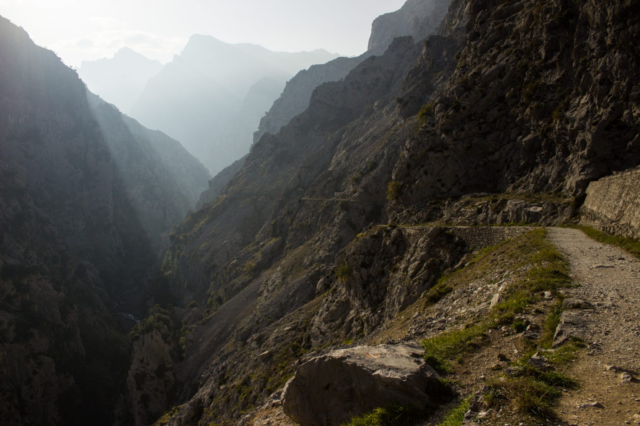 Ruta del Cares wandern in den Picos de Europa, Wanderung durch die göttliche Schlucht im Nationalpark Picos de Europa im Norden von Spanien, schmaler Wanderweg durch die Schlucht im Cares Tal, atemberaubende und abwechslungsreiche Aussicht, steile Felswände, tiefe Schlucht mit Fluss Cares