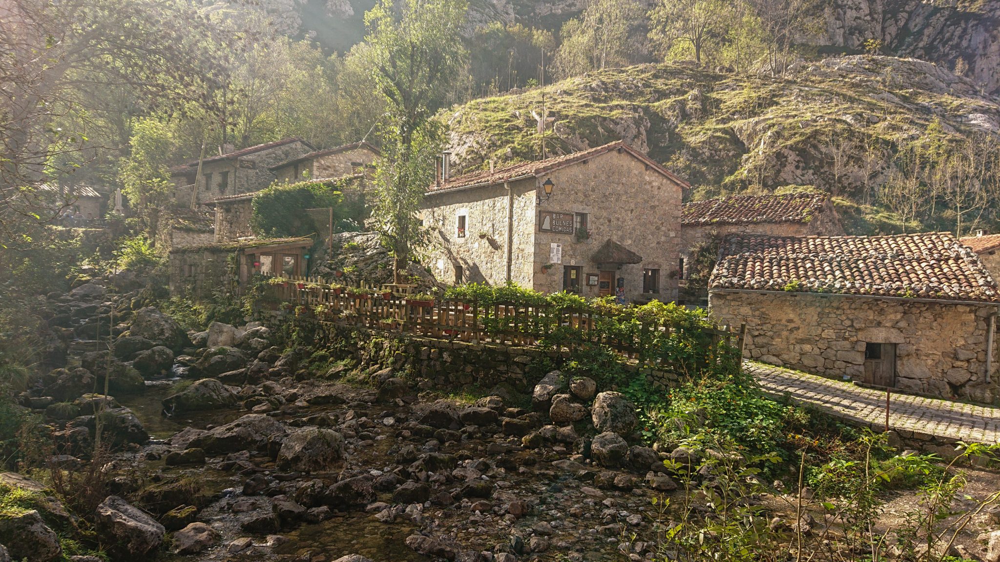 Wanderung Poncebos nach Bulnes in den Picos de Europa, kleiner Ort Bulnes mit wenigen Häusern, am kleinen Fluss, mit Auto nicht erreichbar