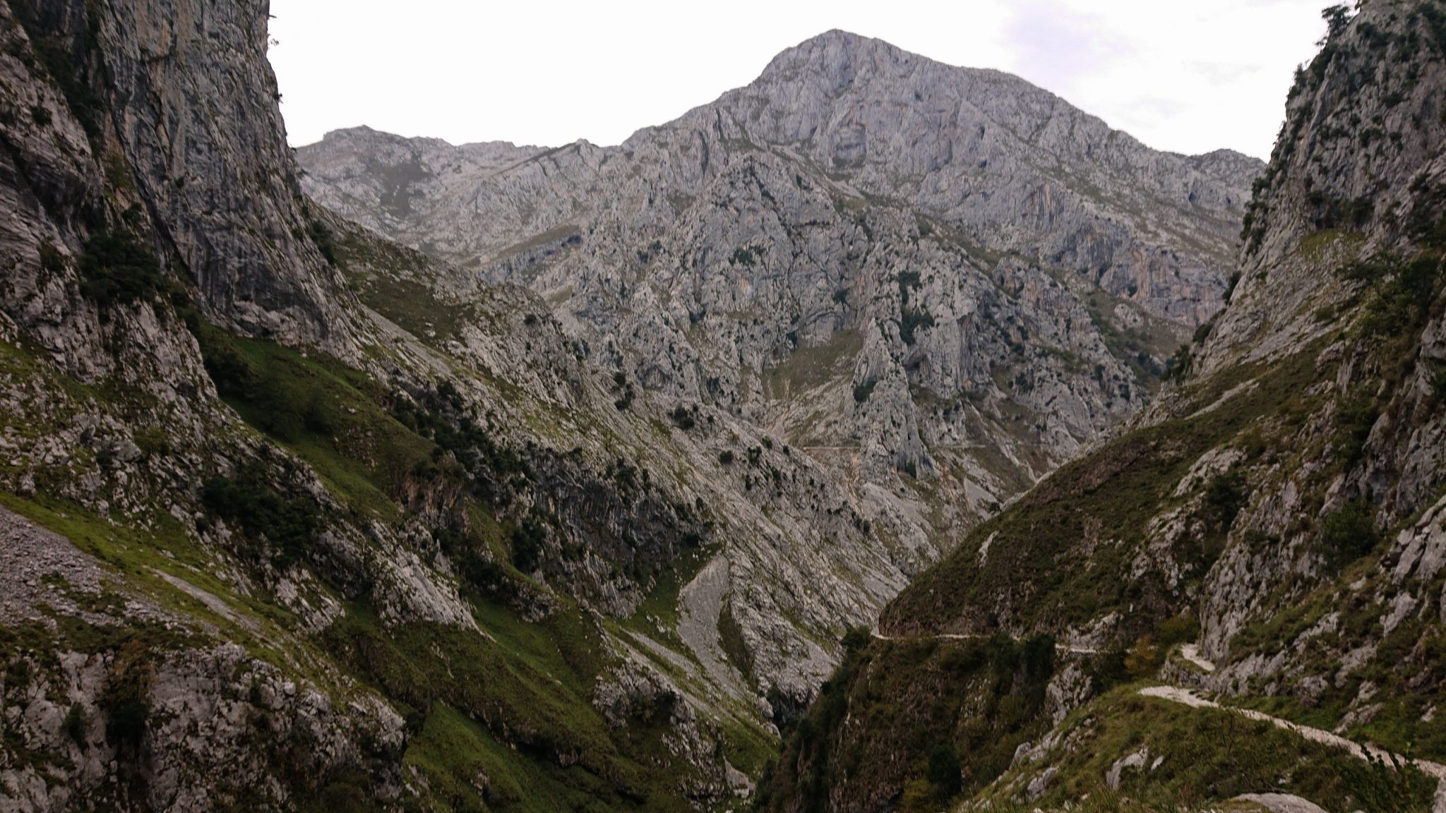 Wanderung Poncebos nach Bulnes in den Picos de Europa, schmaler Wanderpfad zwischen hohen Felswänden, saftig grüne Wiese, Steine und Geröll, tolles Wanderwetter