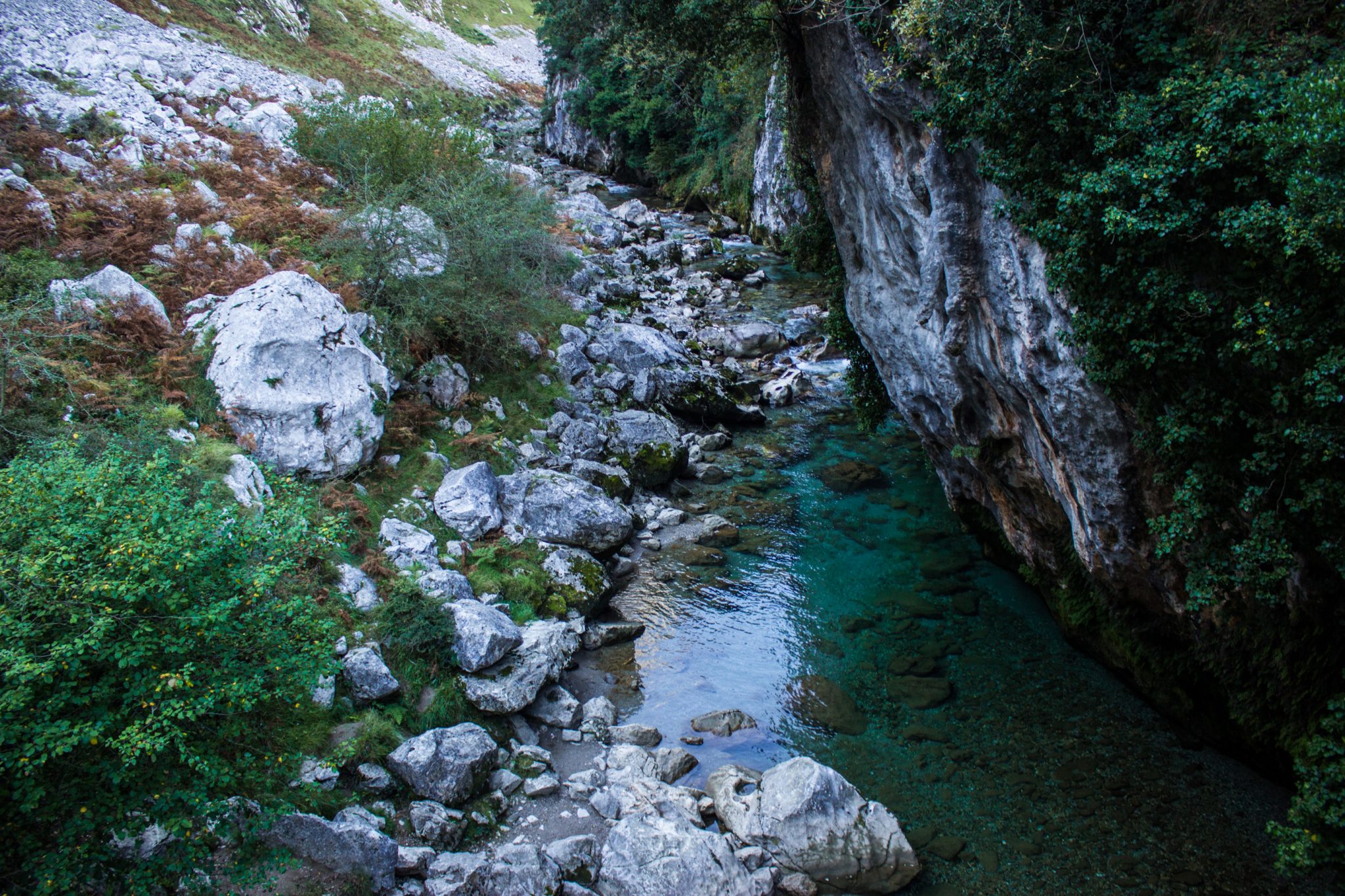 Wanderung Poncebos nach Bulnes in den Picos de Europa, Überquerung des Flusses Cares, kristallklares Wasser, Felswand