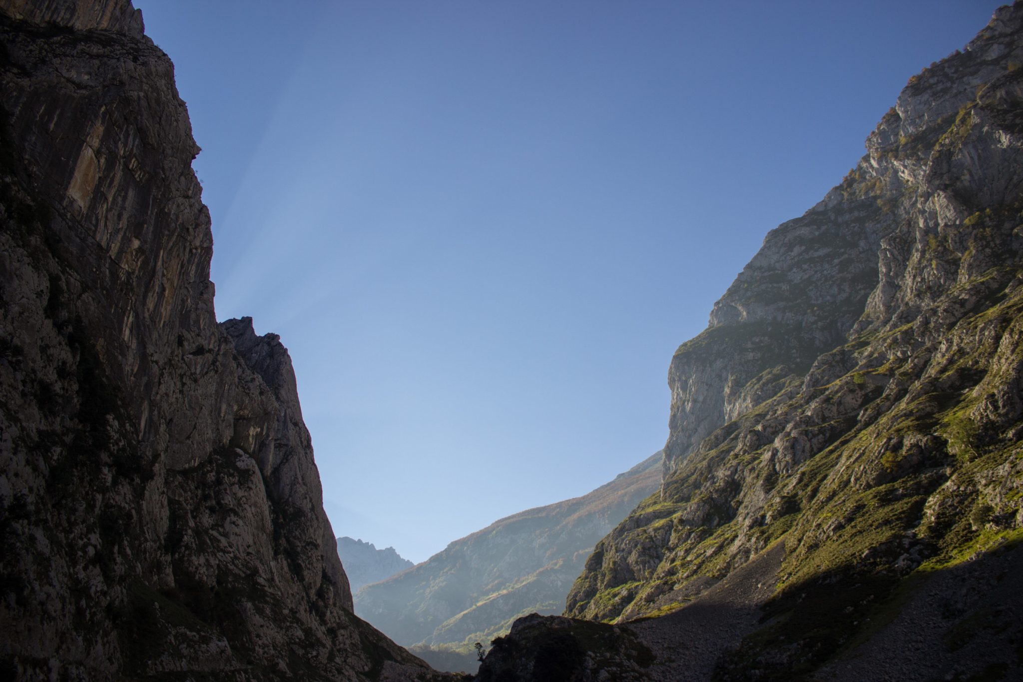 Wanderung Poncebos nach Bulnes in den Picos de Europa, schmaler Wanderpfad zwischen hohen Felswänden, saftig grüne Wiese, Steine und Geröll, tolles Wanderwetter