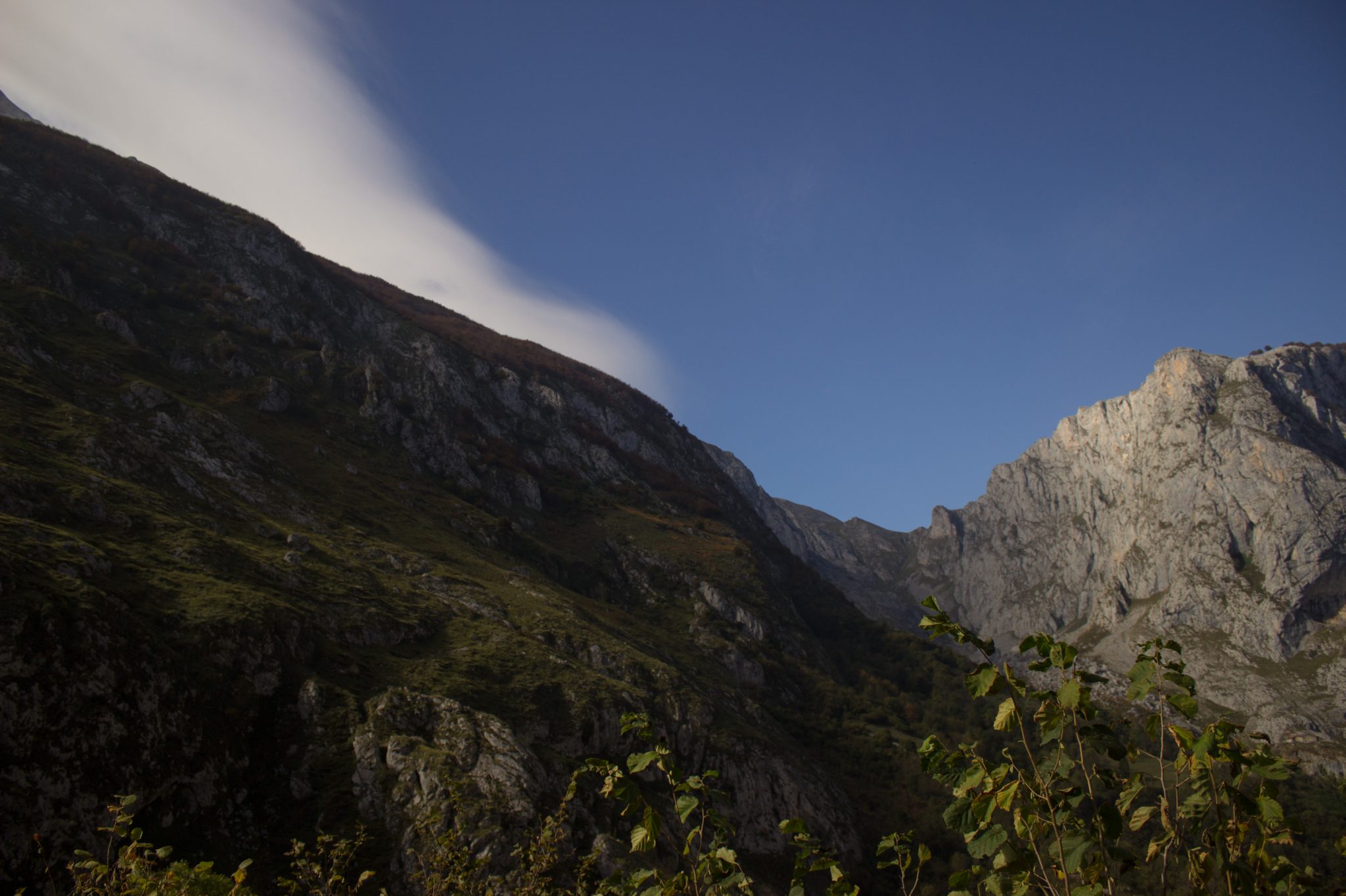 Wanderung Poncebos nach Bulnes in den Picos de Europa, schönes Herbstwetter zum Wandern mit Sonnenschein, hohe und steile Felswände