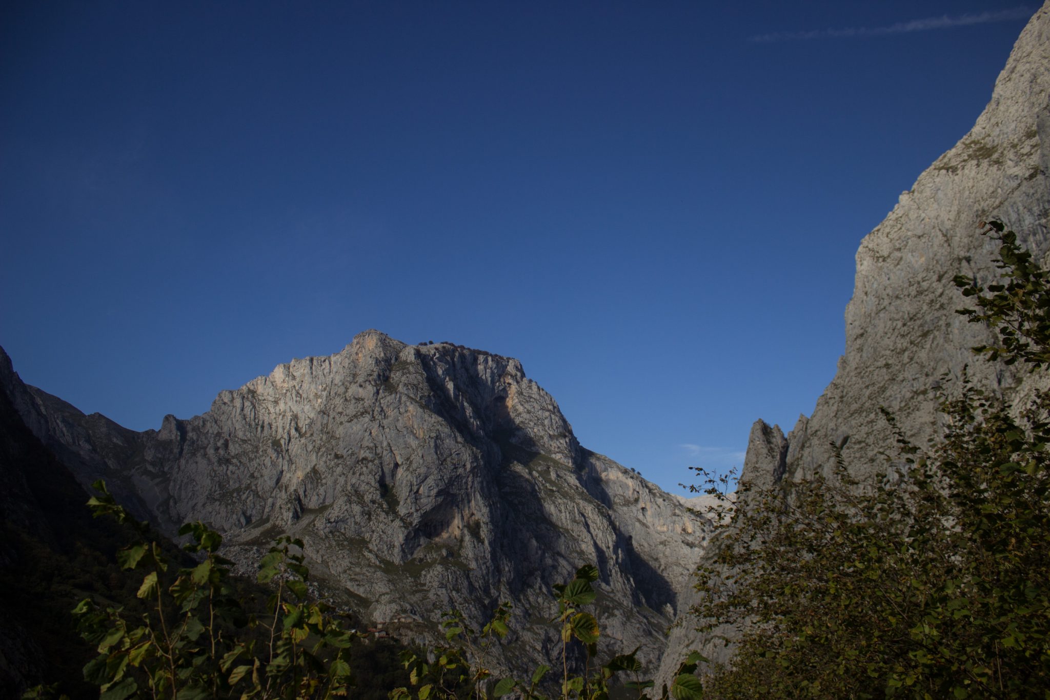 Wanderung Poncebos nach Bulnes in den Picos de Europa, schönes Herbstwetter zum Wandern mit Sonnenschein, Felswände
