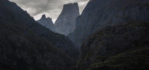 Wanderung Poncebos nach Bulnes in den Picos de Europa, Ausblick auf Berg Naranjo de Bulnes, auch Picu Urriellu, bekanntester Berg in Picos de Europa