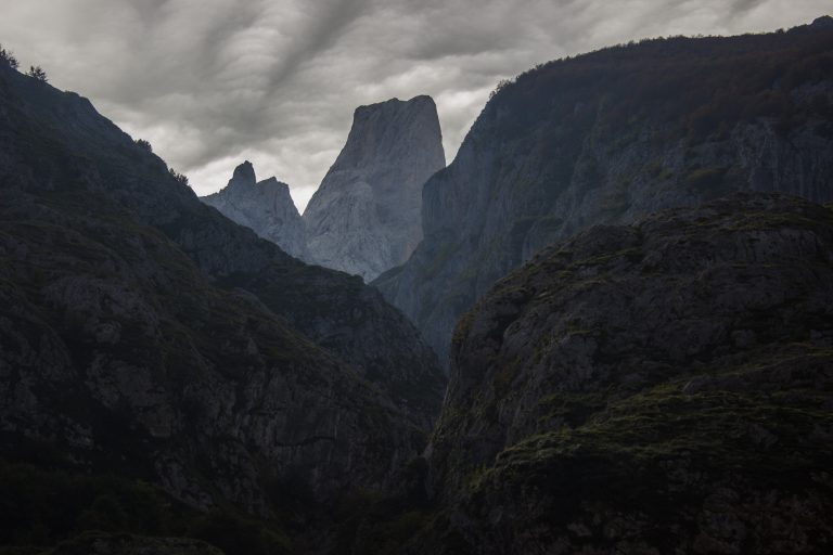 Wanderung Poncebos nach Bulnes in den Picos de Europa, Ausblick auf Berg Naranjo de Bulnes, auch Picu Urriellu, bekanntester Berg in Picos de Europa