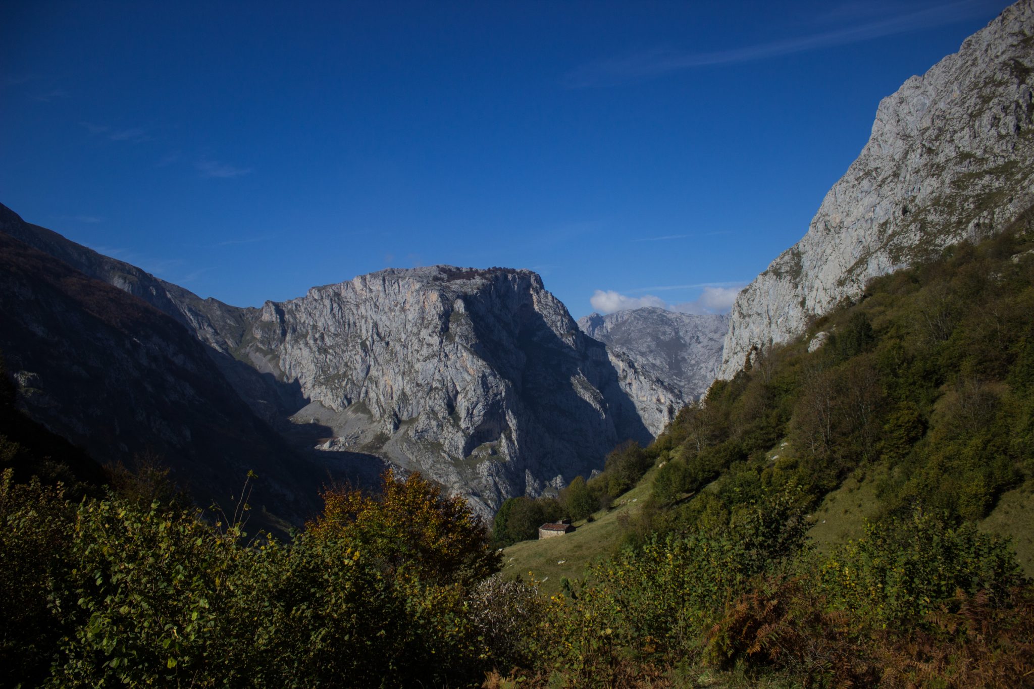 Wanderung Poncebos nach Bulnes in den Picos de Europa, schönes Herbstwetter zum Wandern mit Sonnenschein, Felswände und viele beeindruckende Berge
