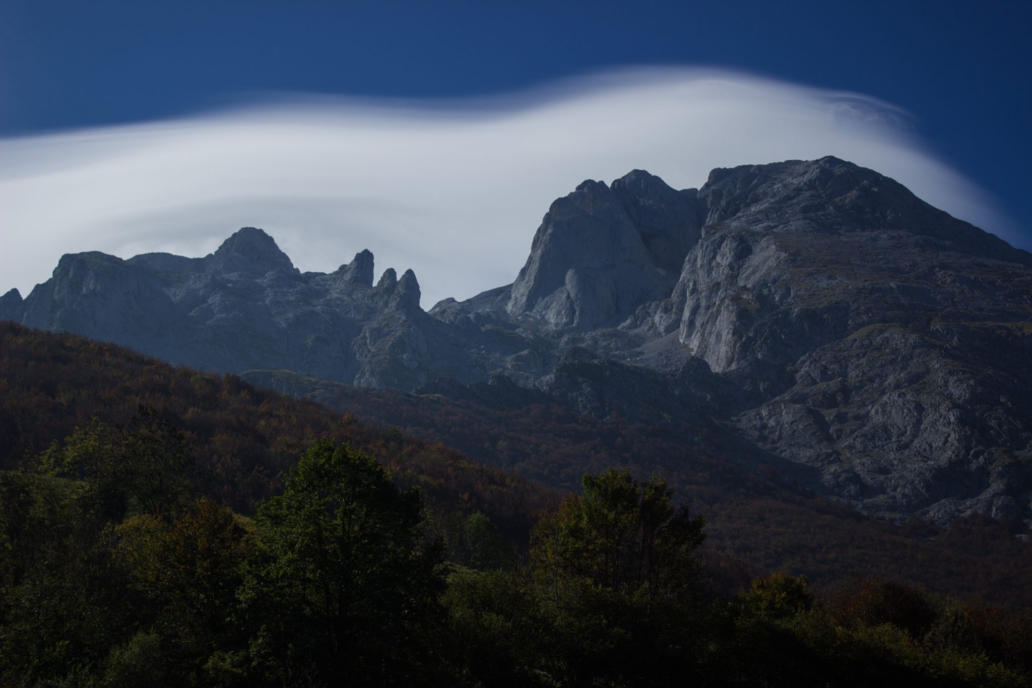 Wanderung Poncebos nach Bulnes in den Picos de Europa, schönes Herbstwetter zum Wandern mit Sonnenschein, Felswände und viele beeindruckende Berge
