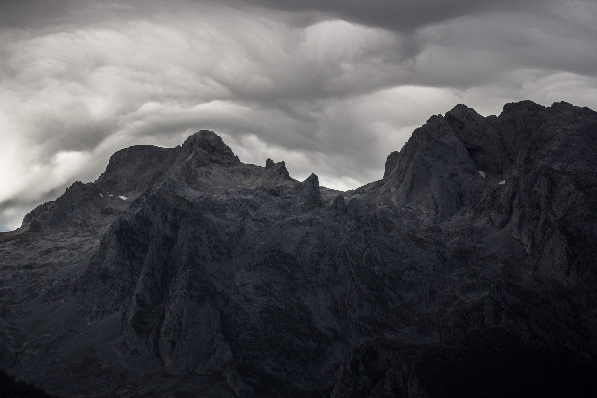 Wanderung Poncebos nach Bulnes in den Picos de Europa, schönes Herbstwetter zum Wandern, dichte Wolkenschicht, Felswände und viele beeindruckende Berge
