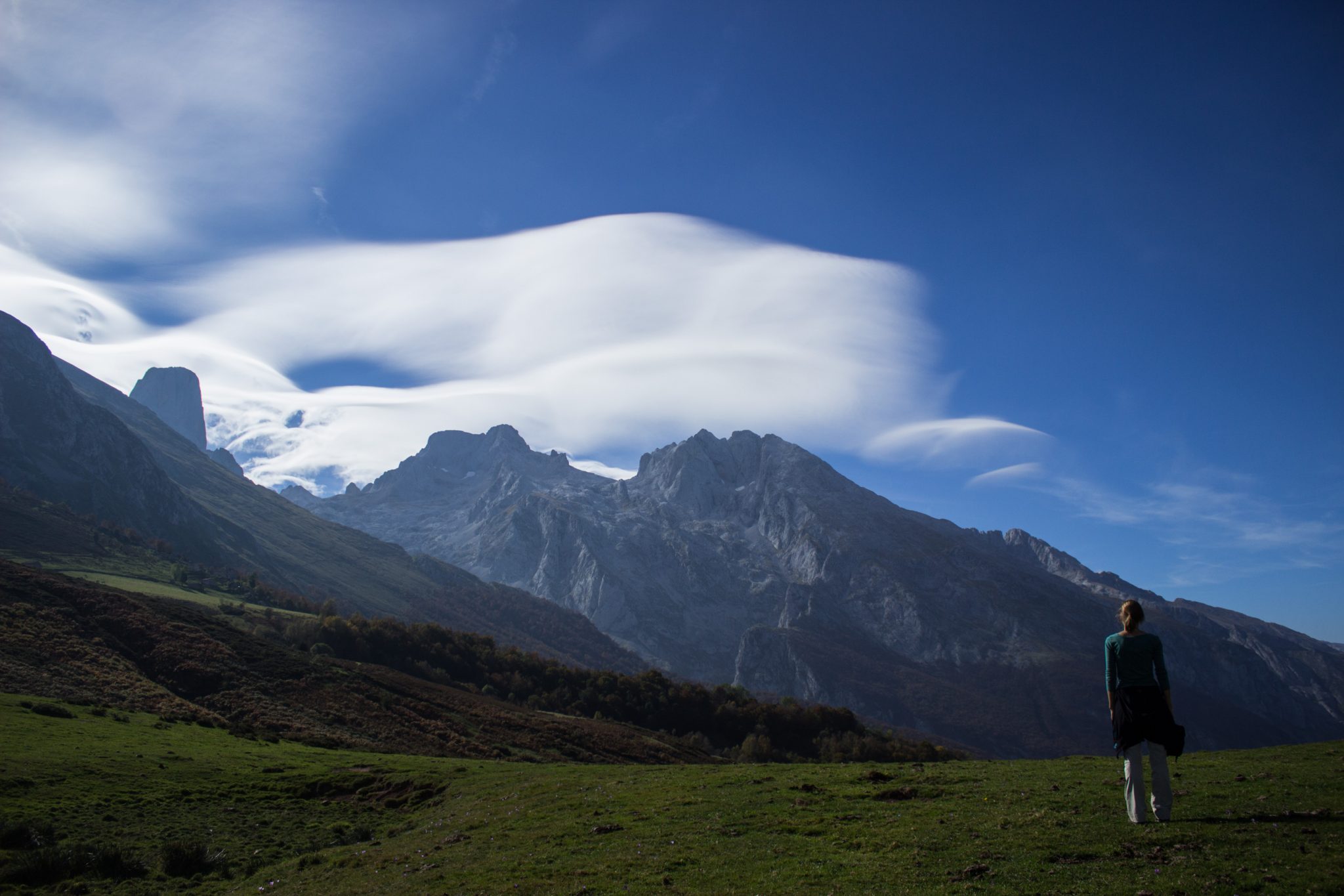 Wanderung Poncebos nach Bulnes in den Picos de Europa, Ausblick auf Berg Naranjo de Bulnes, auch Picu Urriellu, bekanntester Berg in Picos de Europa, auf der Ebene Collado de Pandebano