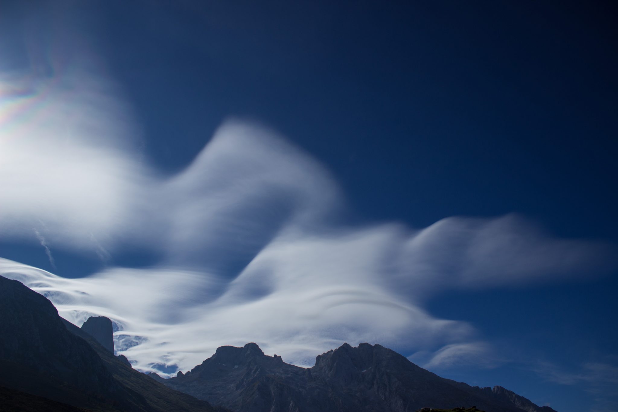 Wanderung Poncebos nach Bulnes in den Picos de Europa, Ausblick auf Berg Naranjo de Bulnes, auch Picu Urriellu, bekanntester Berg in Picos de Europa, Wolken sehen schön aus