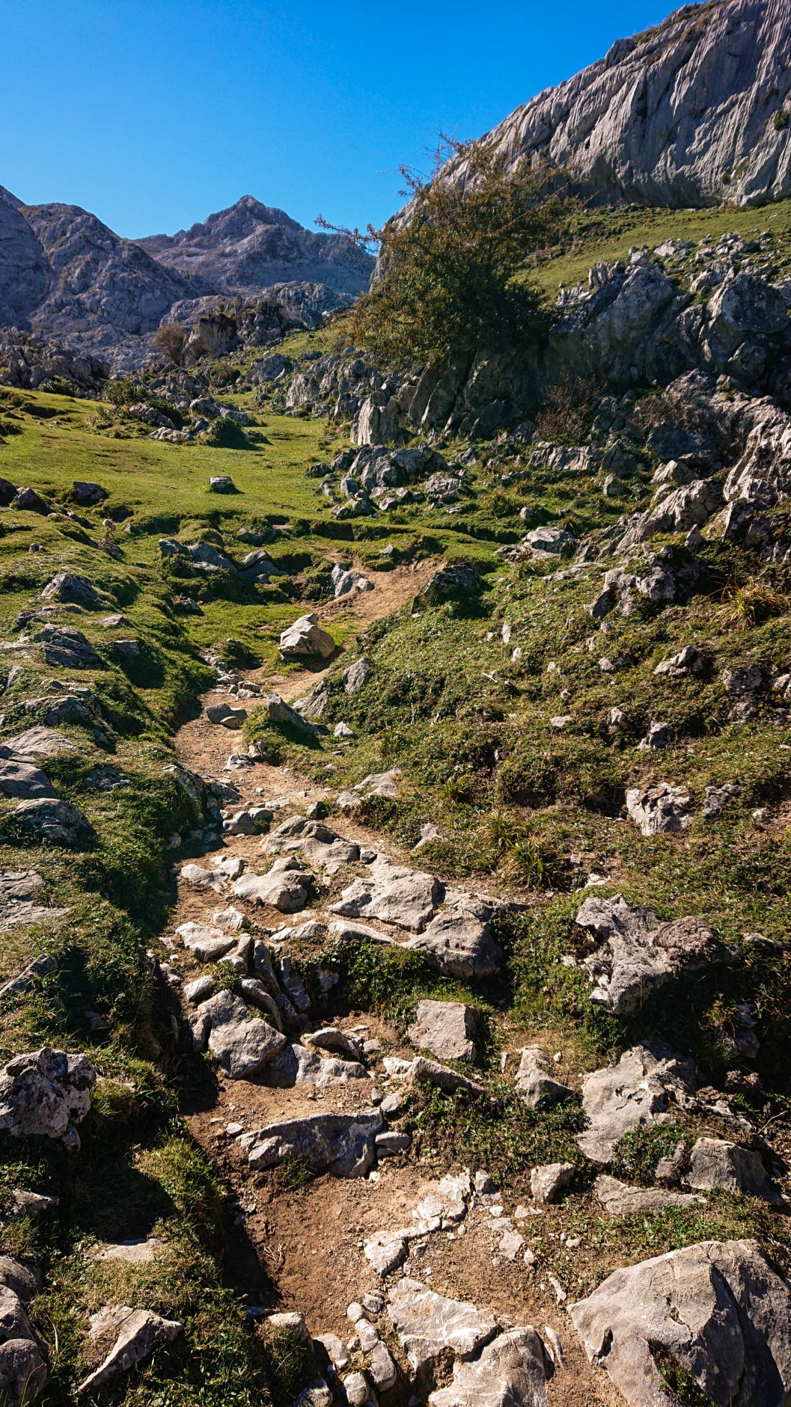 Wanderung Mirador de Ordiales Picos de Europa Spanien, schöner schmaler und einsamer Wanderweg über Stock und Stein, verschiedenste Felsen