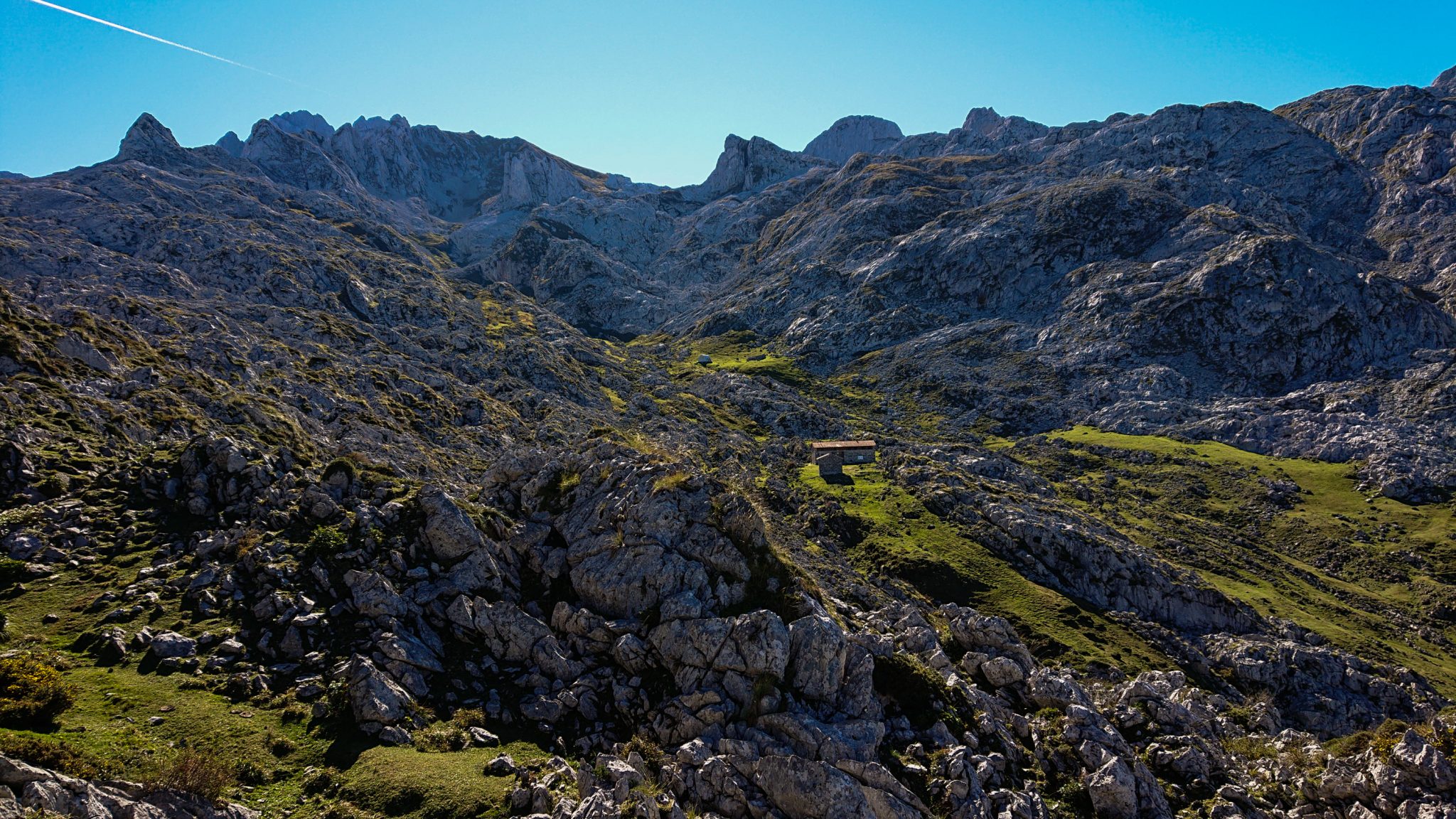 Wanderung Mirador de Ordiales Picos de Europa Spanien, schöner schmaler und einsamer Wanderweg über Stock und Stein, verschiedenste Felsen