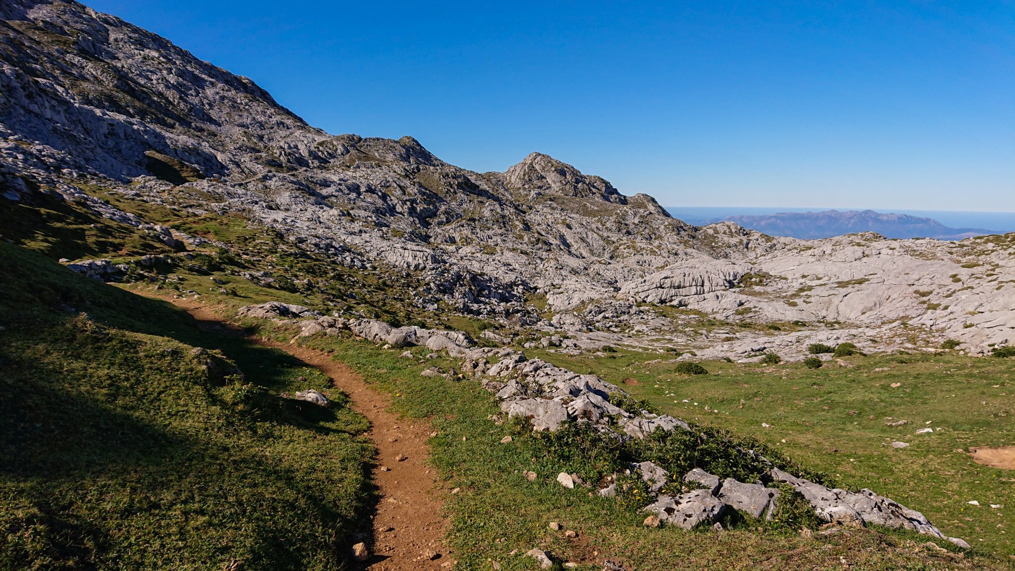Wanderung Mirador de Ordiales Picos de Europa Spanien, schöner sehr schmaler und einsamer Wanderweg über Stock und Kieselstein, Bergregion