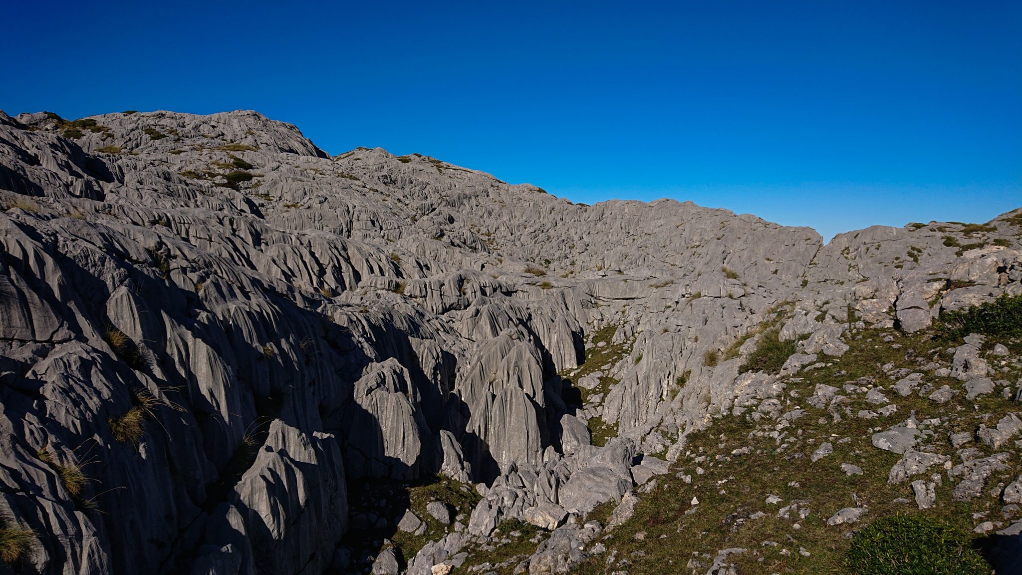Wanderung Mirador de Ordiales Picos de Europa Spanien, schöner sehr schmaler und einsamer Wanderweg in Bergregion, zerklüftete Felsen