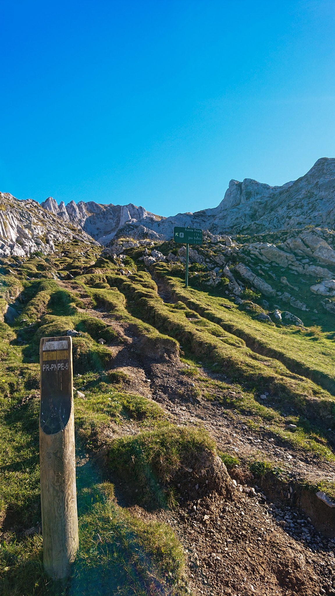 Wanderung Mirador de Ordiales Picos de Europa Spanien, schöner sehr schmaler und einsamer Wanderweg in Bergregion, Wegmarkierung gelb weiß