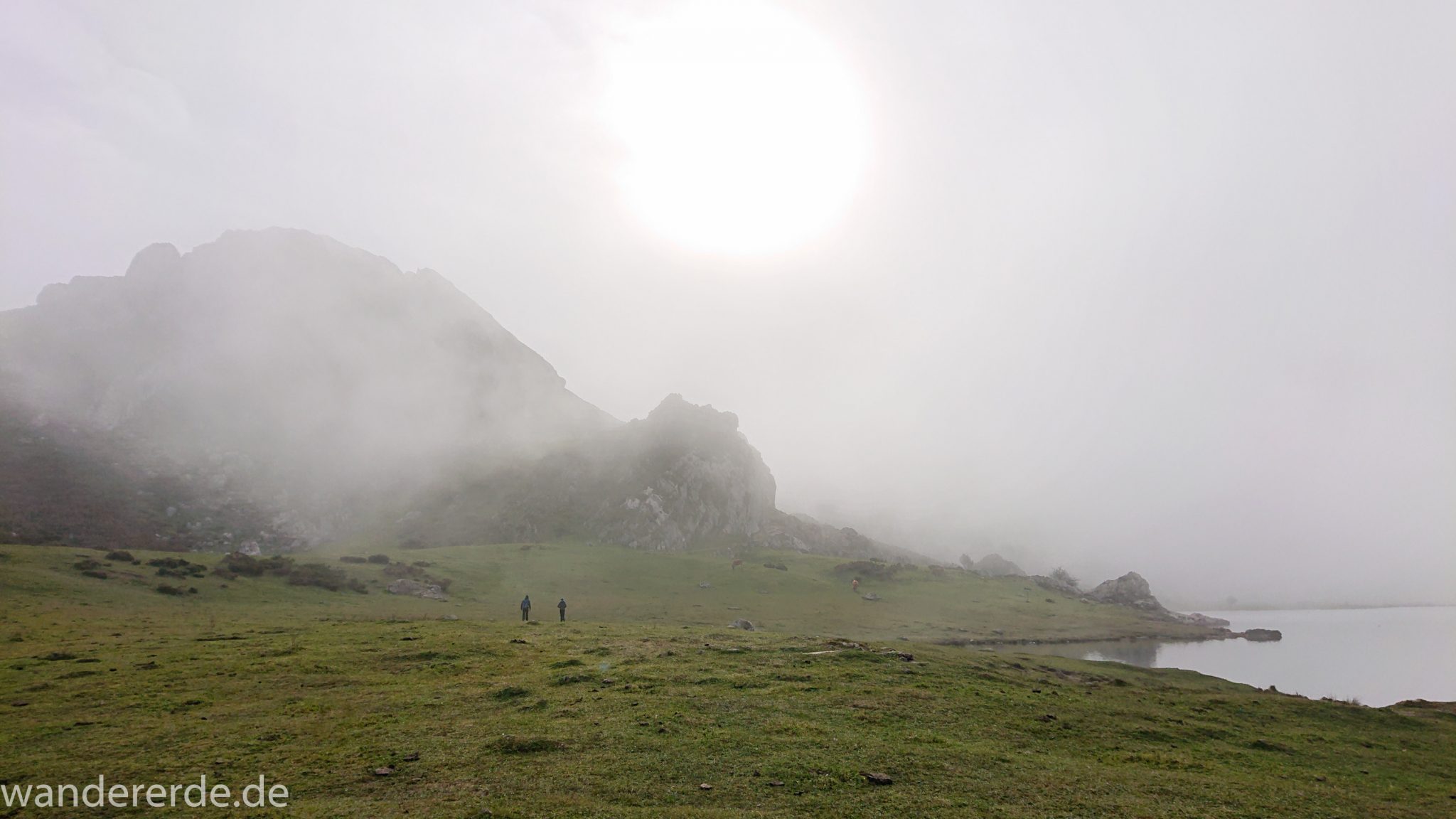 Wanderung Vega de Ario Picos de Europa Spanien, Lago Ercina, dichte Wolken, Wanderer, Berge, grüne Wiese, Sonne, schöner See