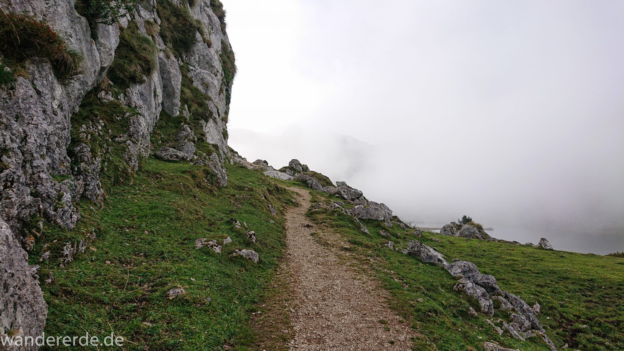 Wanderung Vega de Ario Picos de Europa Spanien, Start des Wanderwegs beim Lago Ercina, Kieselsteine, Berge, Wolken, kurze Sicht, grüne Wiesen