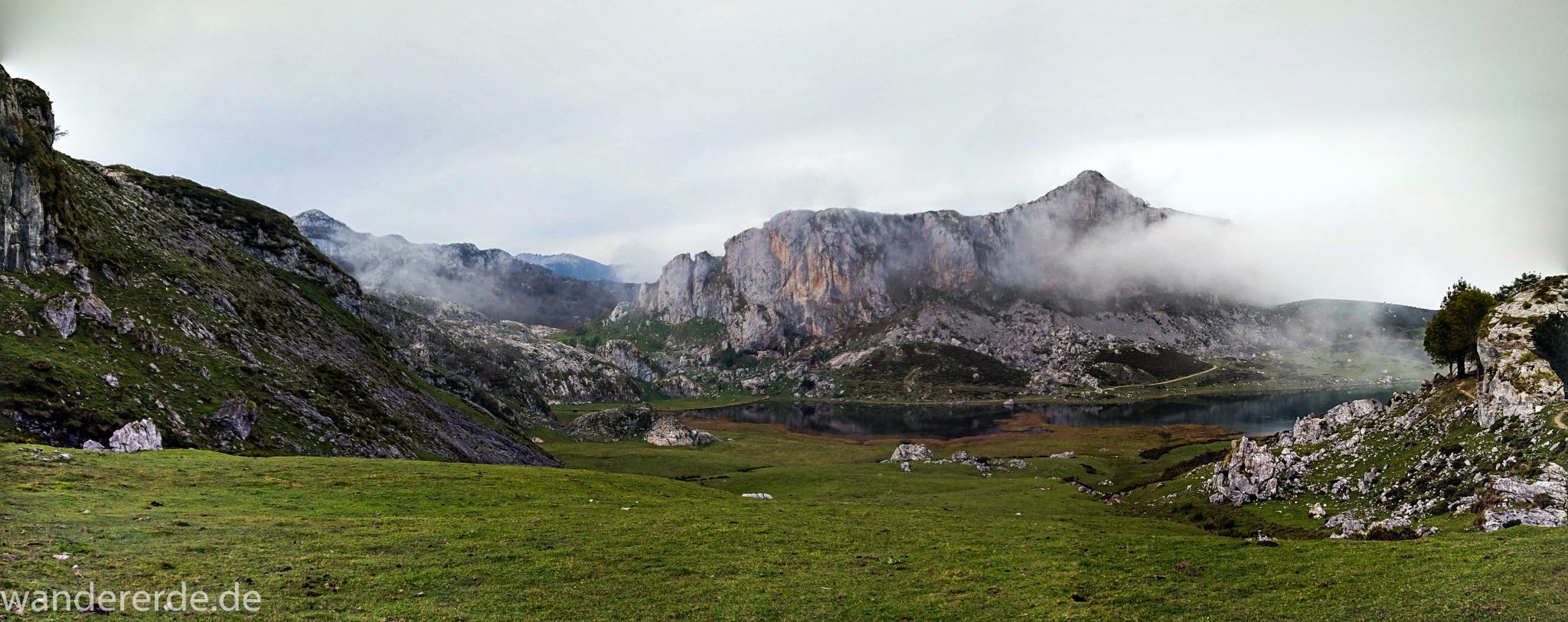 Wanderung Vega de Ario Picos de Europa Spanien, Start des Wanderwegs beim Lago Ercina, Kieselsteine, Berge, Wolkenfelder, grüne Wiesen, schmaler Wanderpfad, schöner See