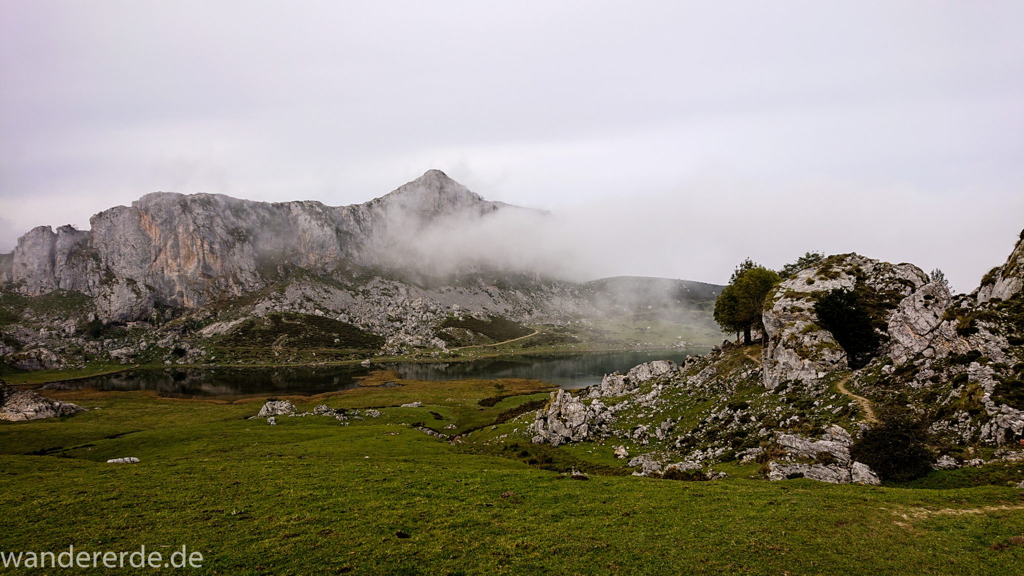 Wanderung Vega de Ario Picos de Europa Spanien, Start des Wanderwegs beim Lago Ercina, Kieselsteine, Berge, Wolkenfelder, grüne Wiesen, schmaler Wanderpfad, schöner See